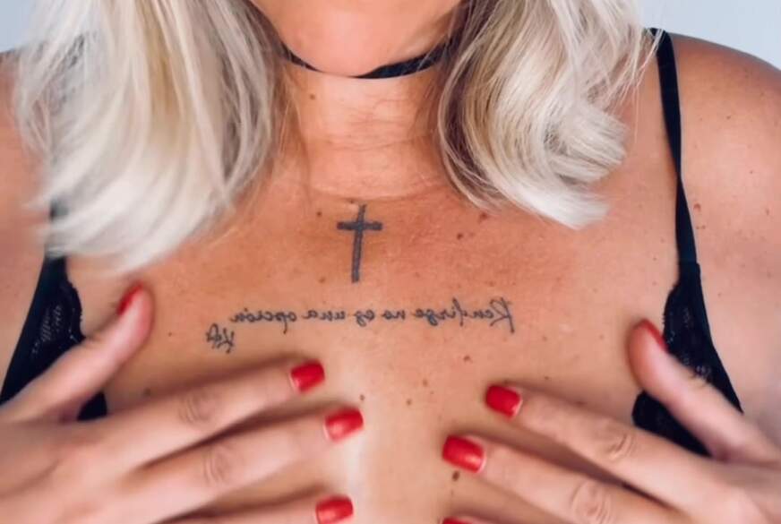 HotAurelie: Schön die Titten massieren!