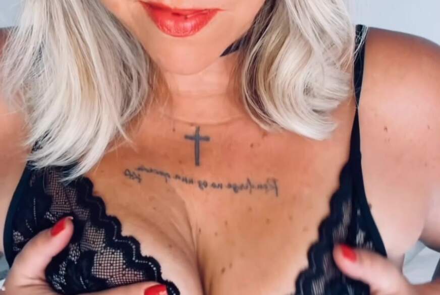 HotAurelie: Schön die Titten massieren!