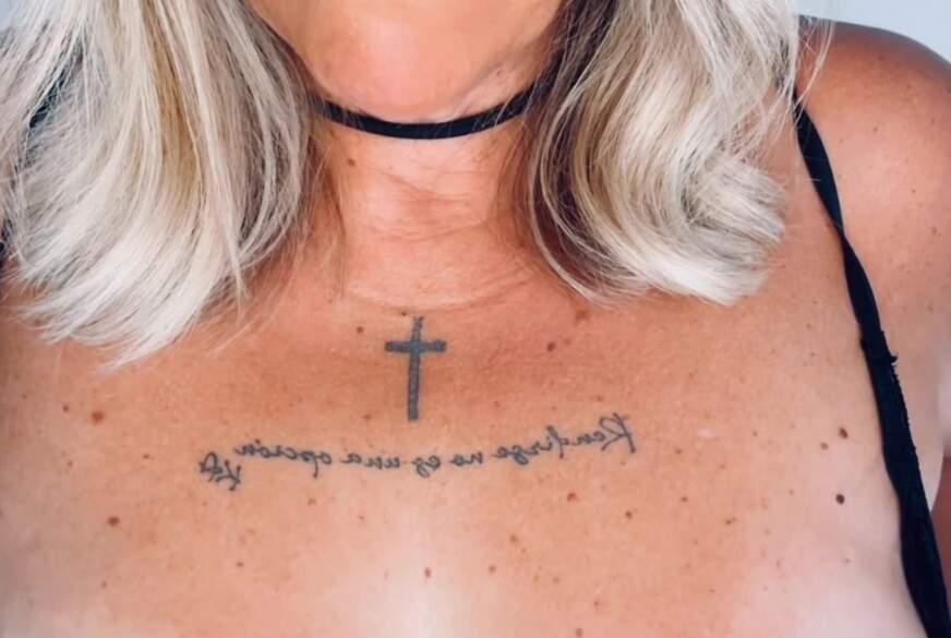 HotAurelie: Schön die Titten massieren!