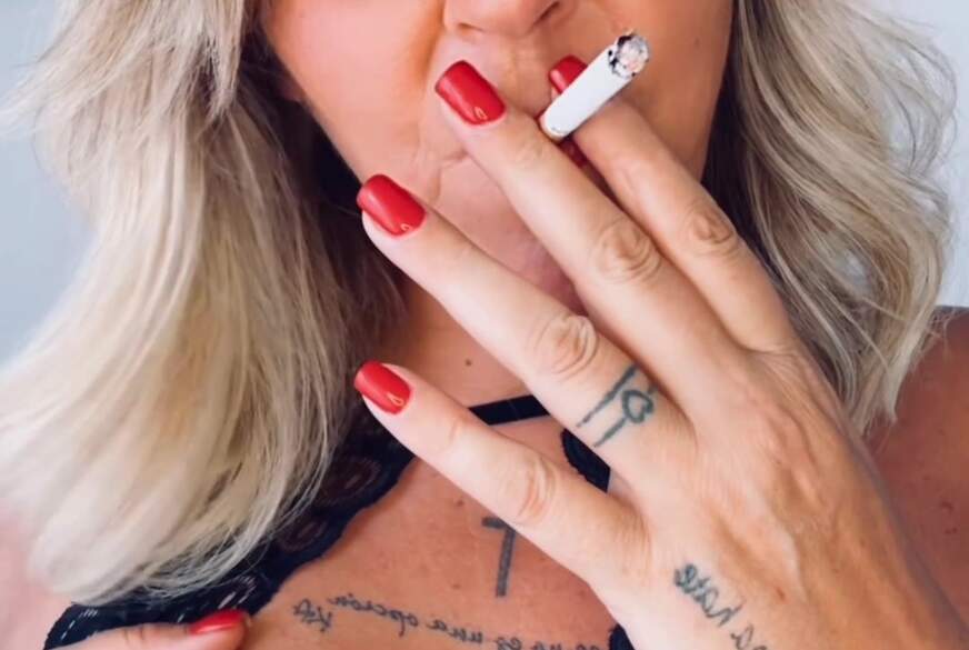 HotAurelie: Entspannt eine rauchen und die Titten bespielen!