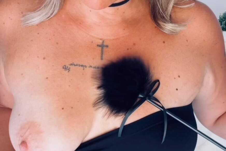 HotAurelie: Mit der Gerte...