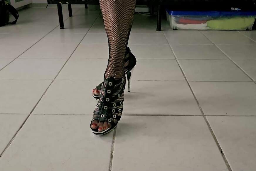 Minirock Netzstrumpfhose und High Heels bringen ihn um den Verstand von SkinnylegsNina pic1