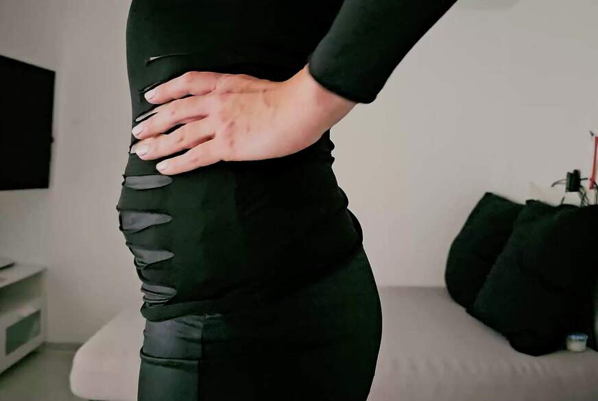 SkinnylegsNina: Minirock Netzstrumpfhose und High Heels bringen ihn um den Verstand