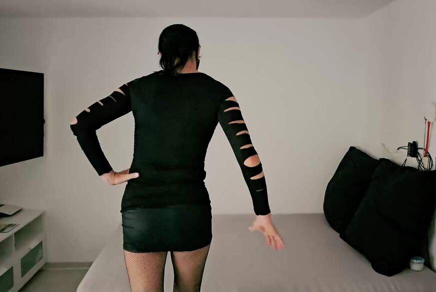 SkinnylegsNina: Minirock Netzstrumpfhose und High Heels bringen ihn um den Verstand