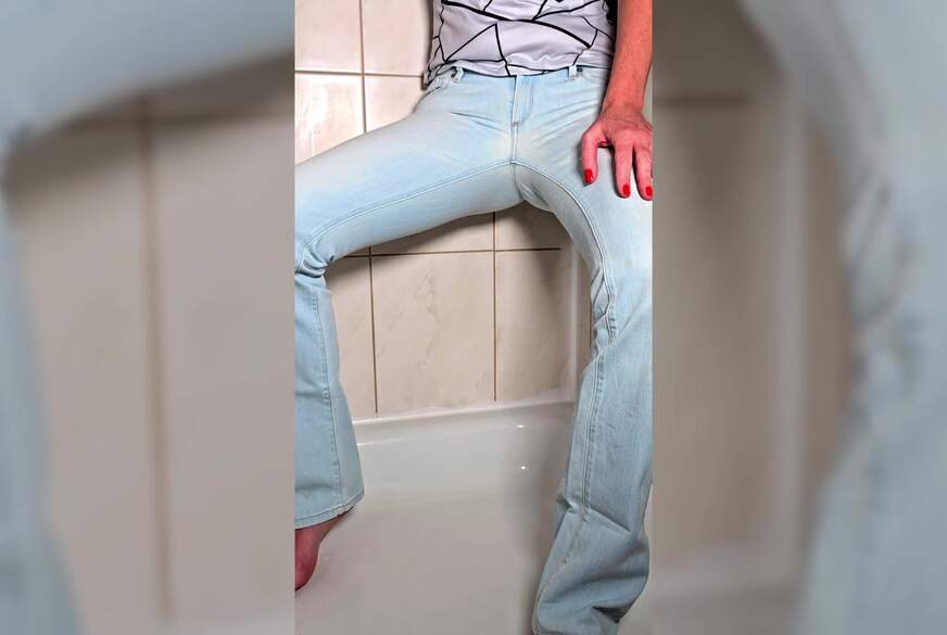 SkinnylegsNina: JEANSp**s Ich p***e in meine helle Jeans für dich Wunschvideo