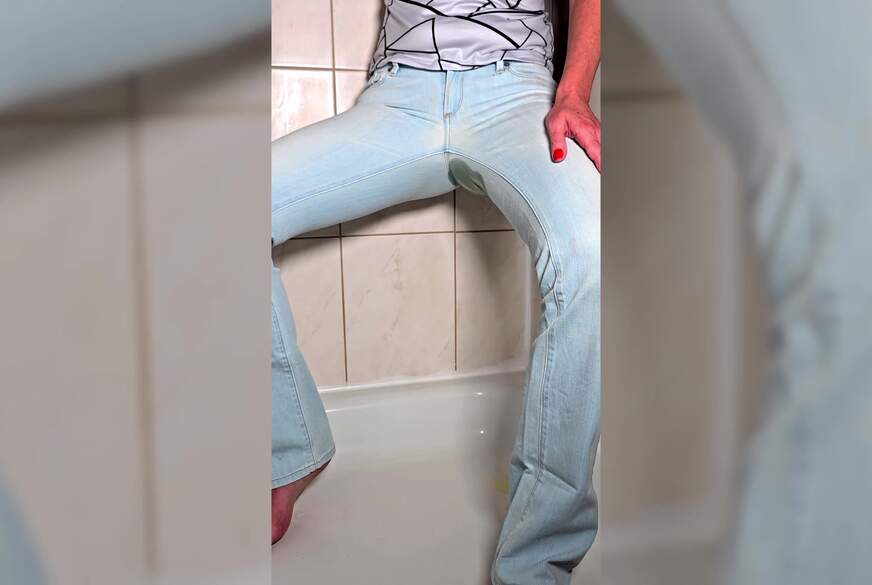 SkinnylegsNina: JEANSp**s Ich p***e in meine helle Jeans für dich Wunschvideo