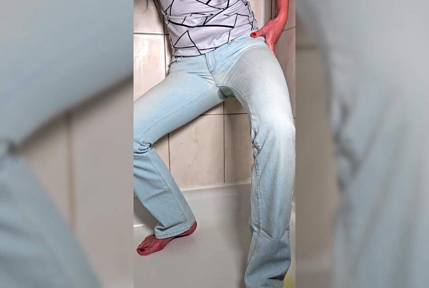 SkinnylegsNina: JEANSp**s Ich p***e in meine helle Jeans für dich Wunschvideo