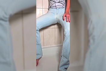 JEANSp**s Ich p***e in meine helle Jeans für dich Wunschvideo