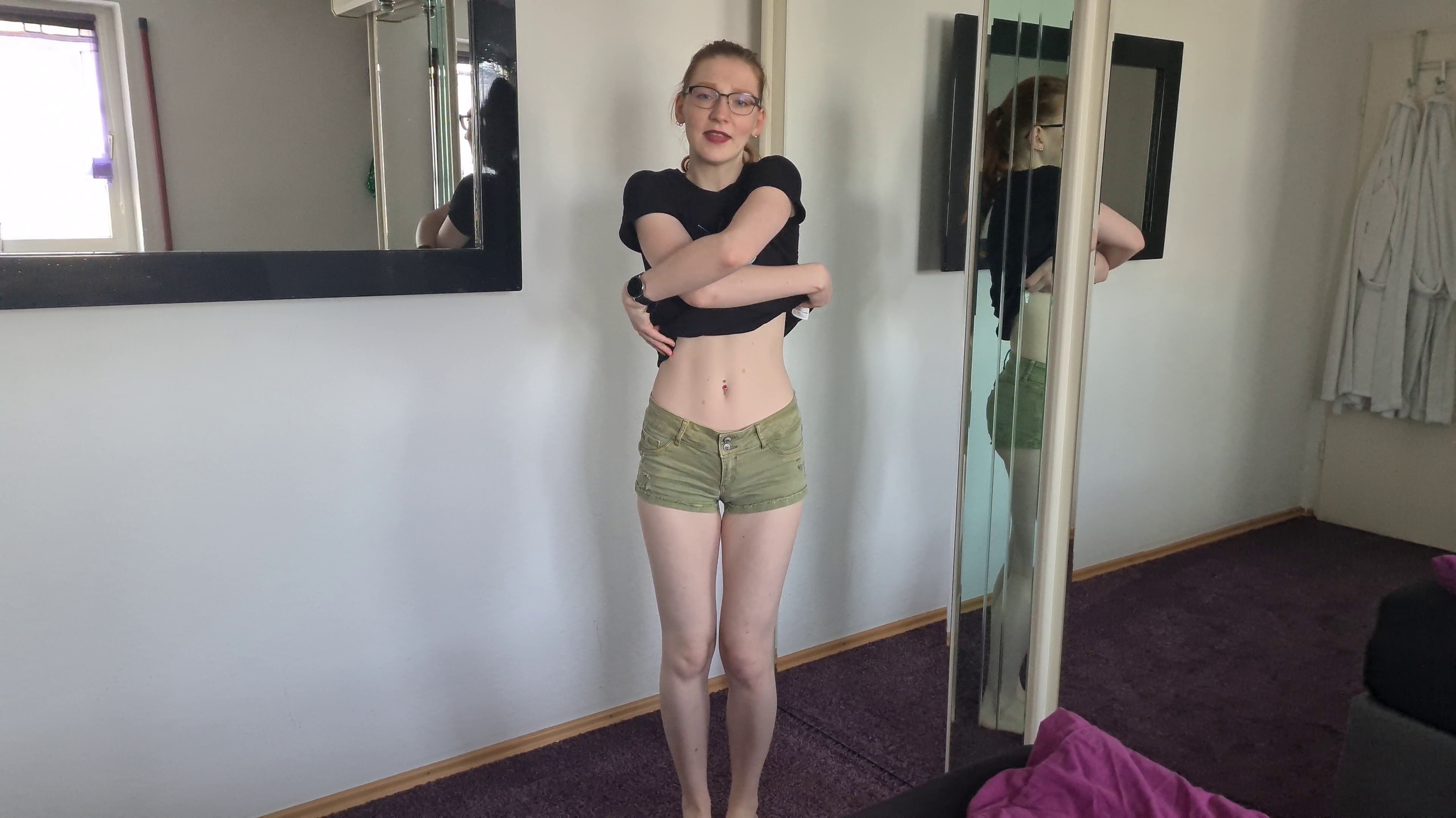Hallo meine Lieben :)
ENDLICH habe ich es getan und mich in Unterwäsche vor der Kamera gezeigt.
Ich habe mir extra noch ein neues tolles Unterwäsche-Set gekauft. Schon als
ich das Set anprobiert habe, wurde ich immer nervöser bei dem Gedanken
daran, was ich damit Zuhause gleich machen werde. Irgendwie hatte ich das
Gefühl jeder konnte mir ansehen was ich vor habe. Zuhause angekommen habe
ich in einem kleinen Striptease dann meine Unterwäsche präsenti*rt und ich
habe keine Sekunde davon bereut, im Gegenteil sogar, es hat mich total
angemacht! Die Vorstellung das du mir dabei zusiehst, wie ich mich ausziehe
ist einfach nur schön. Es war wirklich ein tolles Gefühl auch meine
Schüchternheit überwunden und mich das wirklich getraut zu haben. Ich
wünsche euch auf jeden Fall sehr viel Spaß mit meinem Video und ich würde
sehr über Anregungen Freuen :))