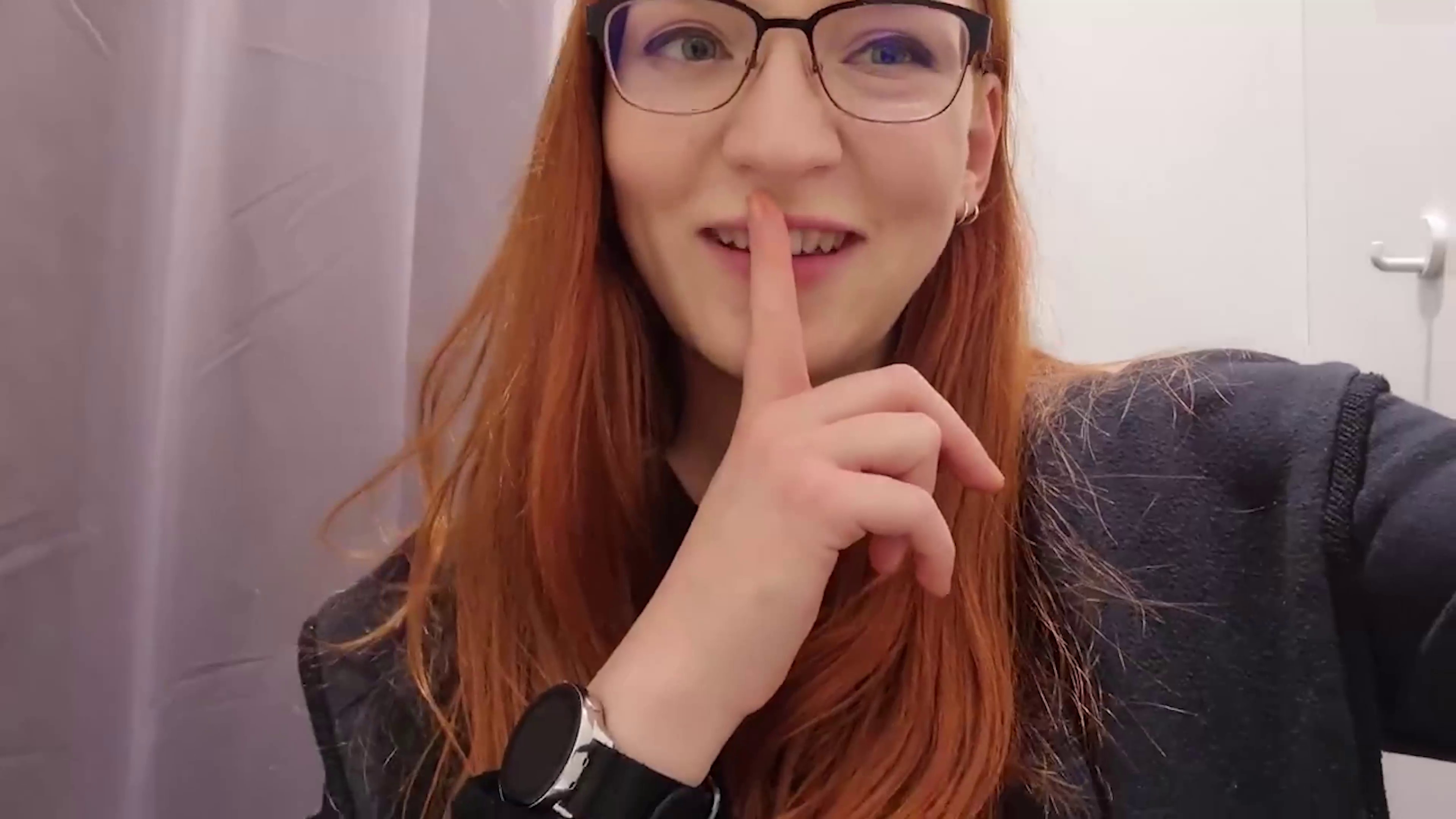 Was hab ich getan?! Das 1. mal in der Umkleide Also bis vor 2 Monaten wäre das für mich noch komplett unvorstellbar gewesen!! 
Ich wollte mal wissen wie es ist wenn, ich einfach mal in ein Kaufhaus gehe und mich dort in der Umkleidekabine selber befriedige. 
Das war schon ein echt krasses Gefühl. Ich habe mein Herz bis zum Hals schlagen hören. Aber irgend wie reizte mich das, um zu sehen, ob ich dafür wirklich schon bereit bin. 
Als ich auf dem Weg zur Umkleide war hatte ich das Gefühl, als wenn mich alle Leute anschauen würden und sie genau wissen, was ich gleich vor habe. 
Aber ich hab es wirklich durchgezogen. 
Das war schon echt Unglaublich und bin auch mega stolz auf mich!! Na, was sagst du dazu hättest du das erwartet ??