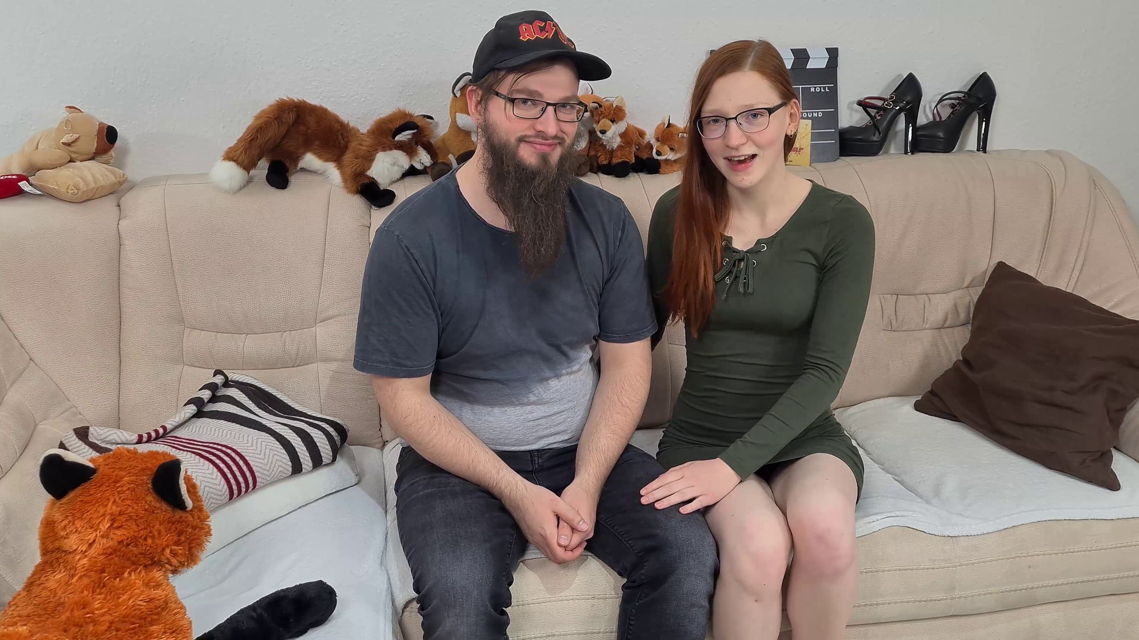 Es ist so weit! MEIN ERSTES SEXTAPE! Nach dem Blowjob vom letzten Mal konnte ich an nichts anderes mehr denken. Ich musste es jetzt einfach wagen. Ich war so neugierig wie es wohl sein wird, mein erstes Sexvideo zu drehen. Schon so lange hatte ich keinen Sex mehr gehabt und vor einer Kamera schon gar nicht. Ich war so mega nervös, aber ich versuchte mir nichts anmerken zu lassen. Schnell zeigte ich ihm, dass mir diesmal ein Blowjob nicht ausreicht - ICH WOLLTE MEHR! Und dann passiert es.. dieses unglaubliche Gefühl, als er endlich in mich eindringt! Wahnsinn..