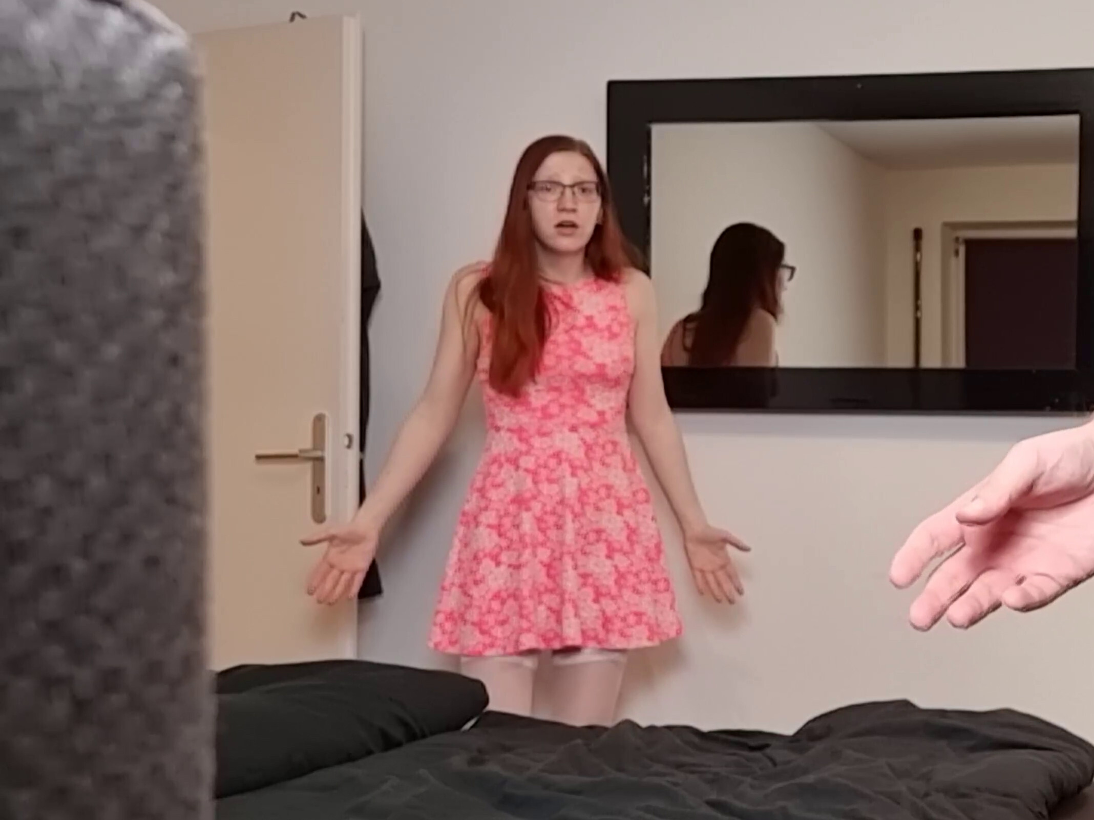 Einfach nur KRASS!!! Mehr fällt mir dazu nicht ein!! Ich habe die letzte Zeit bemerkt, dass auf meinen Tangas immer weiße harte Flecken sind, wenn ich sie frisch aus dem Schrank hole. Ich hatte so einen verdacht, aber wollte das nicht wahr haben, dass es wirklich so ist und vor allem wer es ist !!!! Also habe ich einfach mal heimlich eine Cam in meinem Zimmer versteckt, um der Sache auf den Grund zu gehen. Als ich gerade mal nachsehen wollte, ob schon irgendwas aufgezeichnet ist und in mein Zimmer kam, traf mich der Schlag !!! Ich dachte ich sehe nicht richtig !!! Waaaassss ??? Das Schwein, wie kann er nur ??? Aber blitzschnell kam mir eine Idee !!! Die Cam läuft, er weiß nichts davon, perfekt. Mal sehen, was er jetzt sagt, wenn er hier einen Porno von sich findet HAHAHAHAHA