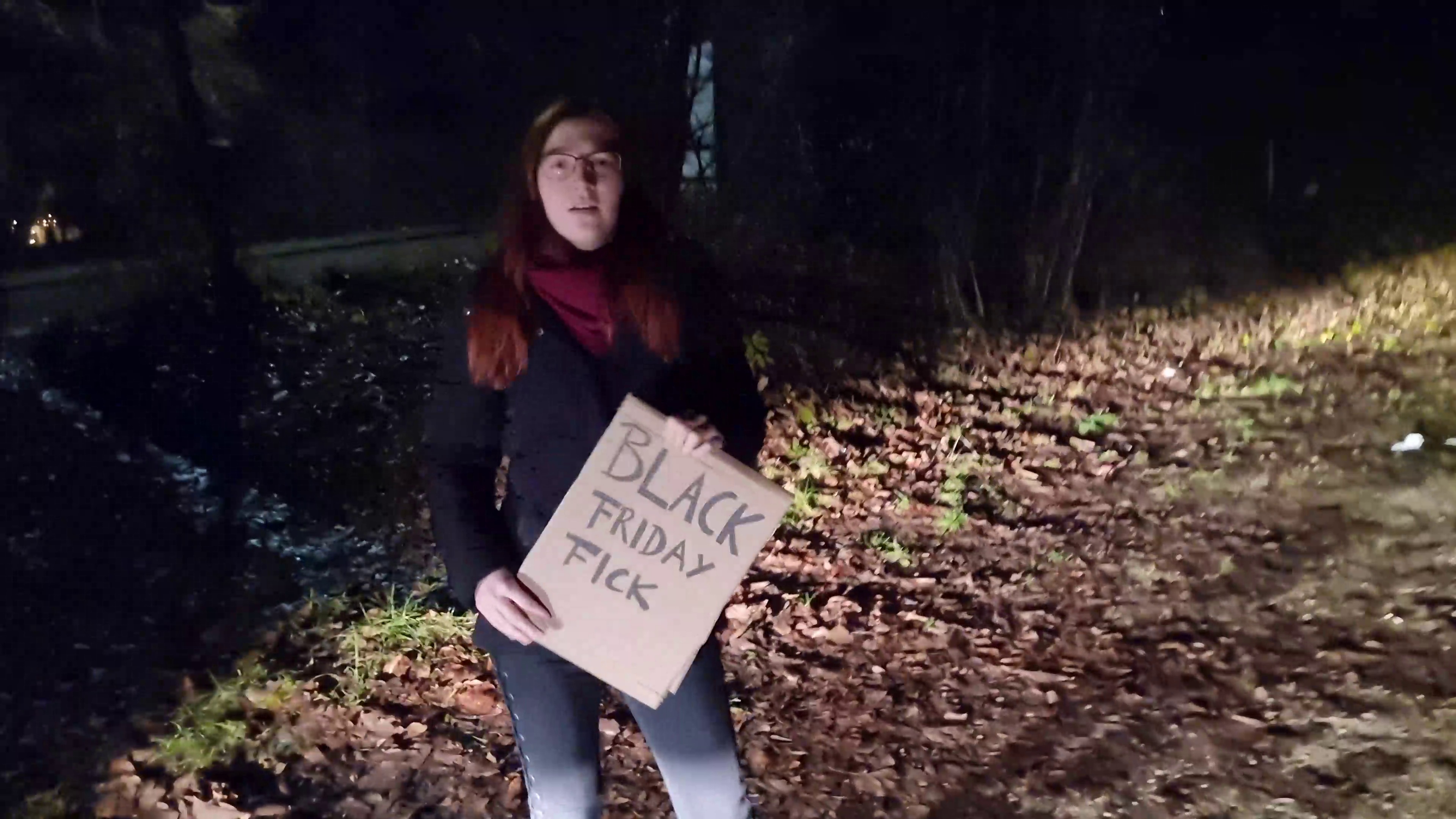 Der perverseste Black Friday seines Lebens!!! Zum Black Friday habe ich mir was ganz besonderes überlegt und bin als Hobbyhure losgezogen für alle, die den ganzen Tag arbeiten mussten und nicht shoppen gehen konnten. Am Abend wurde es dann aber leider doch ziemlich kalt und gerade als ich zusammenpacken wollte kam noch jemand angerannt. Ich wollte ihn dann natürlich nicht einfach so wieder nach Hause fahren lassen aber bei der Kälte war es unmöglich draußen noch Sex zu haben. Ich habe ihn also kurzerhand zu mir eingeladen, unter der Bedingung, dass er das ganze Filmt.