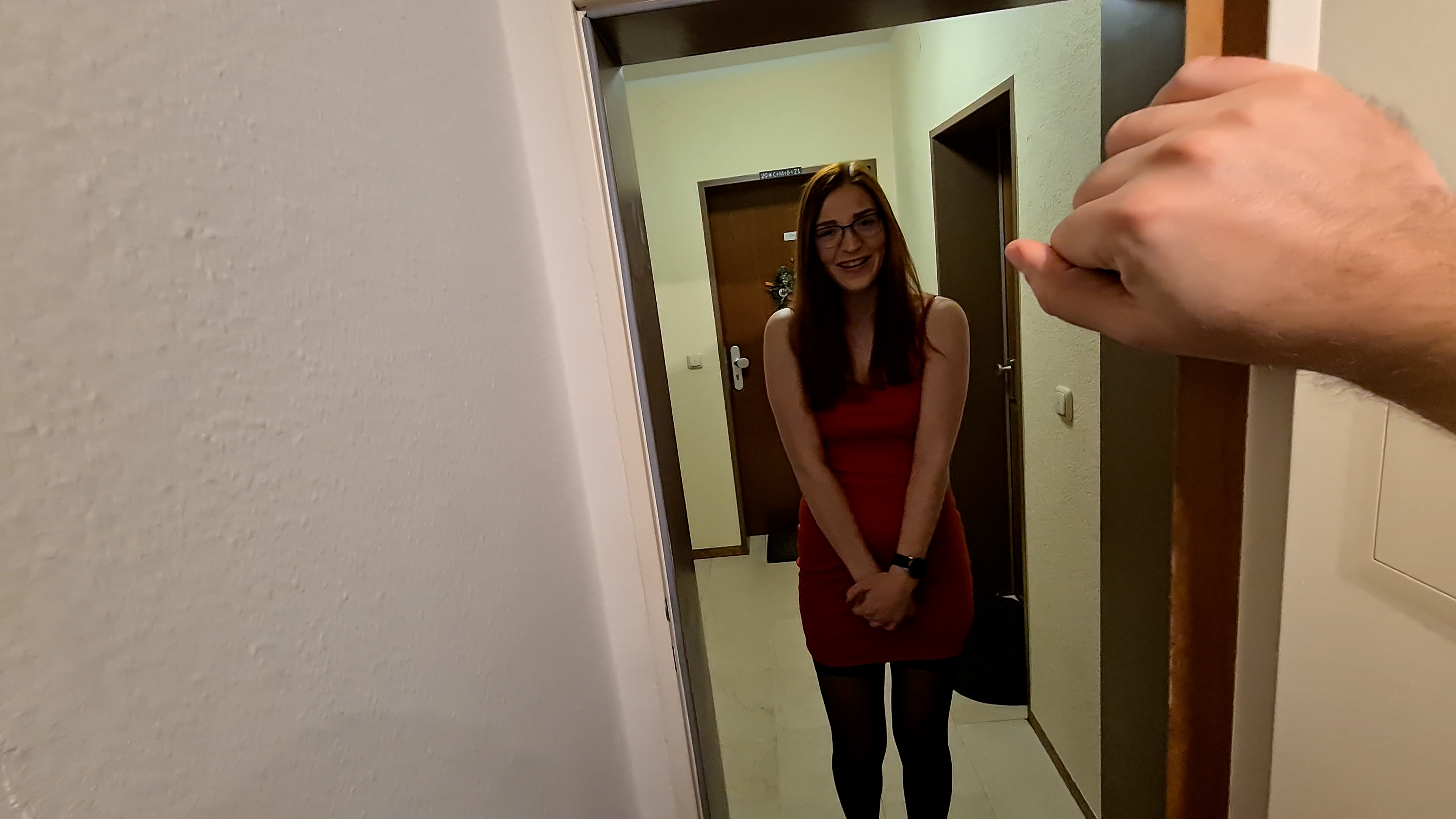 Hobbyhure rausgeschmissen. Hat er nicht gemacht?! Ich wollte das schon immer mal ausprobieren, wie es ist, als Hobbyhure zu jemandem nach Hause zu gehen. Nicht zu wissen, wer da so ist, nicht zu wissen, was da so passiert. Klar, ich war mega schüchtern, aber gleichzeitig habe ich mich auch richtig darauf gefreut. Ich wollte es verrucht. Also habe ich mir das Kleid aus dem Schrank gesucht, das als erstes \