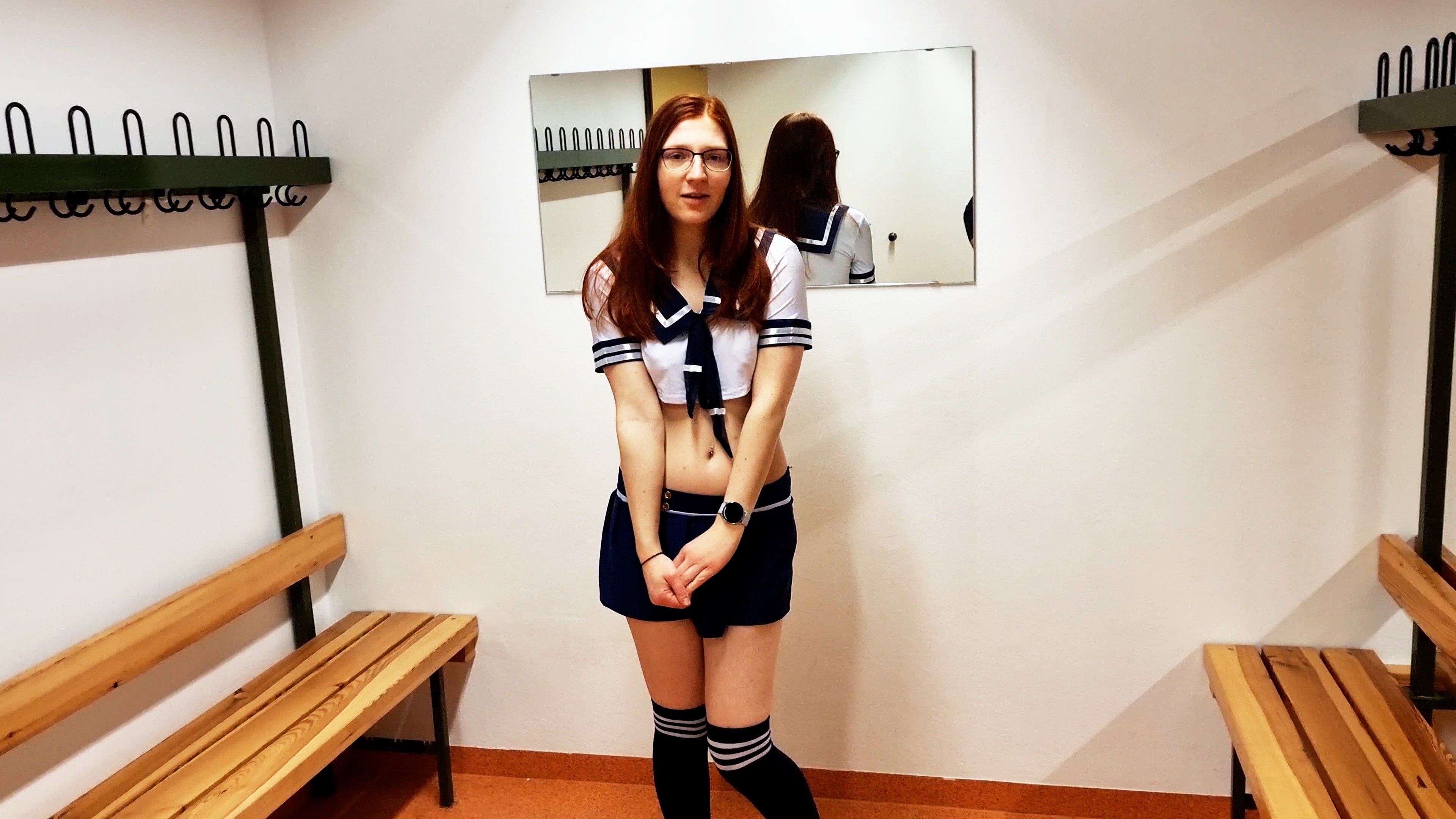 Sport-coach fickt mich dreist in der Umkleide!!! Unsere Gruppe hat einen neuen Trainer bekommen. Wir wollen eigentlich füs Bogenschießen ein paar neue Techniken üben. Aber als ich gesehen habe, wie der neue Trainer aussieht, dachte ich mir, ich mache mich für dieses Training extra hübsch. Ich hätte ja nicht ahnen können, dass er so krass darauf anspringt und  nicht mal bis zum Ende des Trainings warten konnte, bis die anderen alle weg sind.