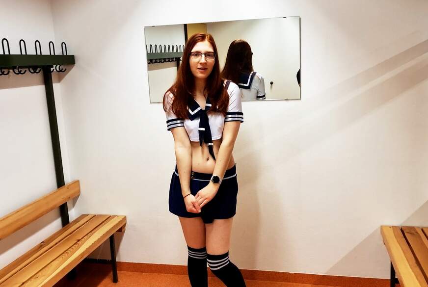 FinaFoxy: Sport-coach f***t mich dreist in der Umkleide!!!