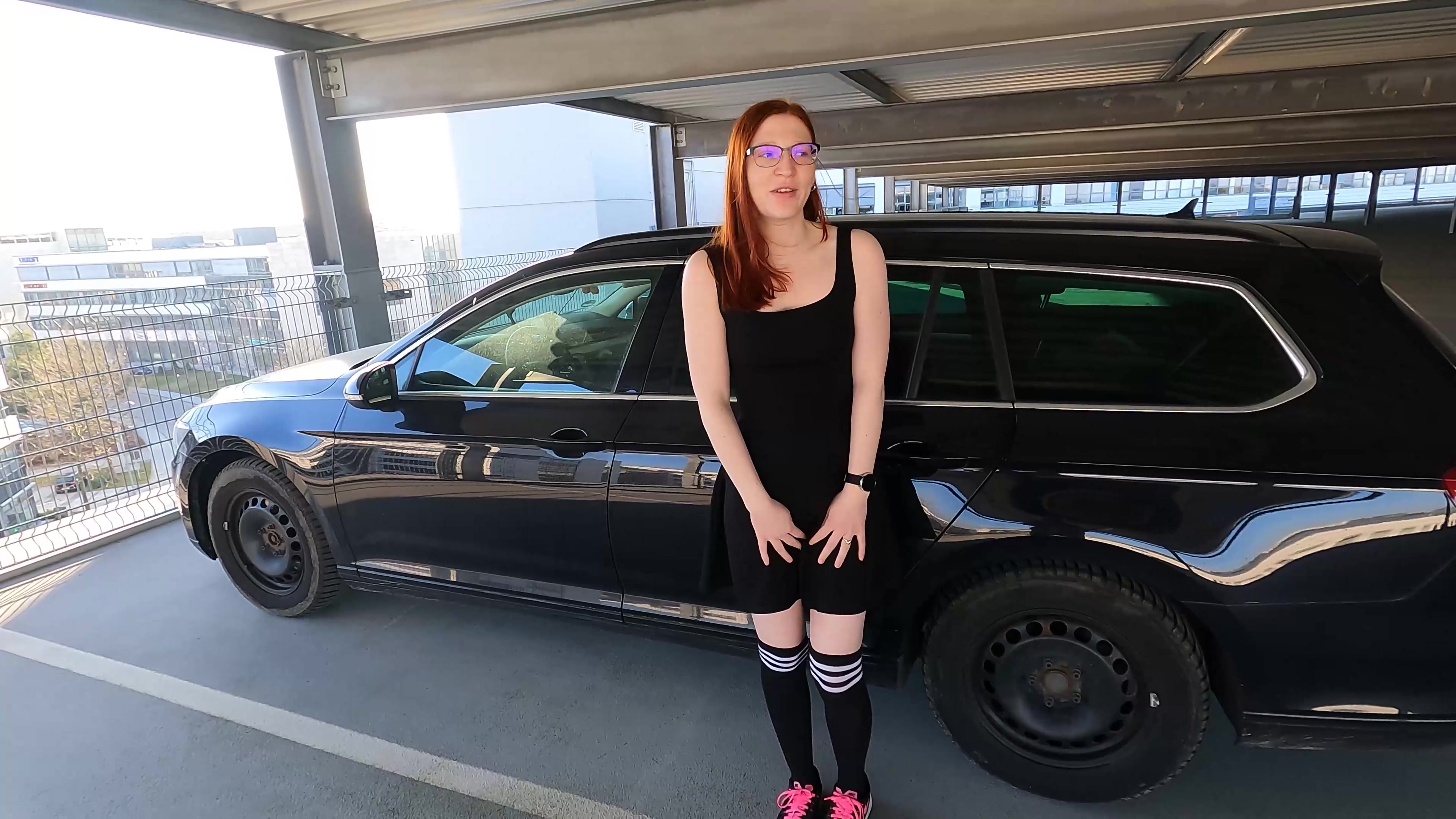 Letztens war ich auf einer Party und wollte zwischendrin nur kurz mein Make-Up checken. Dafür eignen sich ja schwarze, große Autos ganz hervorragend. Dumm nur, wenn man vom Besitzer des Autos dabei erwischt wird. Na gut, war nur ein bisschen peinlich. Da er aber ganz lieb zu mir war und mich nach Hause fahren wollte, dacht ich mir, da will ich ihm doch auch was gutes tun. Dass es so riskant werden würde, hätte ich nicht gedacht.
