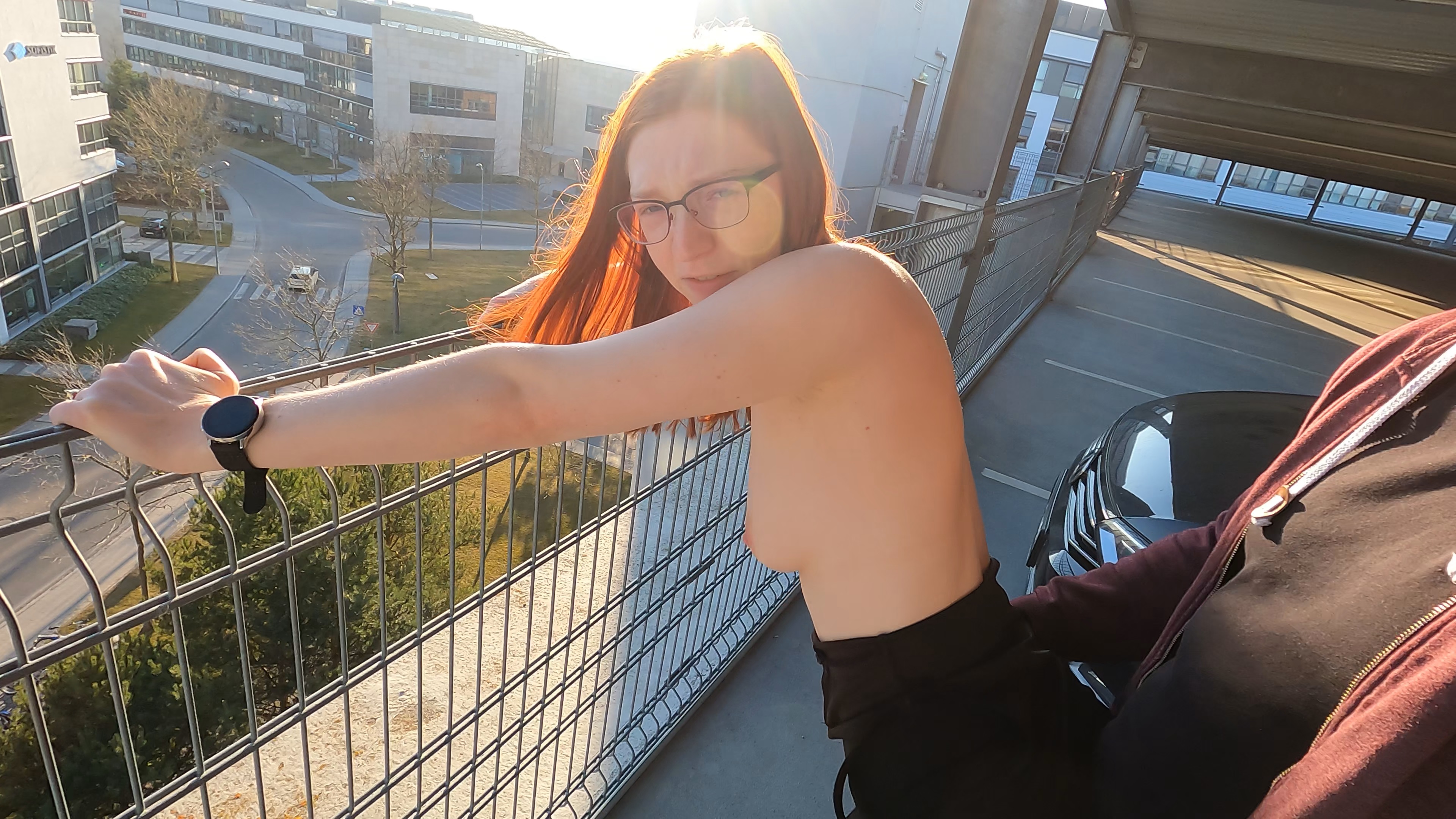 Parkhausfick Alle konnten es sehen!!! Letztens war ich auf einer Party und wollte zwischendrin nur kurz mein Make-Up checken. Dafür eignen sich ja schwarze, große Autos ganz hervorragend. Dumm nur, wenn man vom Besitzer des Autos dabei erwischt wird. Na gut, war nur ein bisschen peinlich. Da er aber ganz lieb zu mir war und mich nach Hause fahren wollte, dacht ich mir, da will ich ihm doch auch was gutes tun. Dass es so riskant werden würde, hätte ich nicht gedacht.