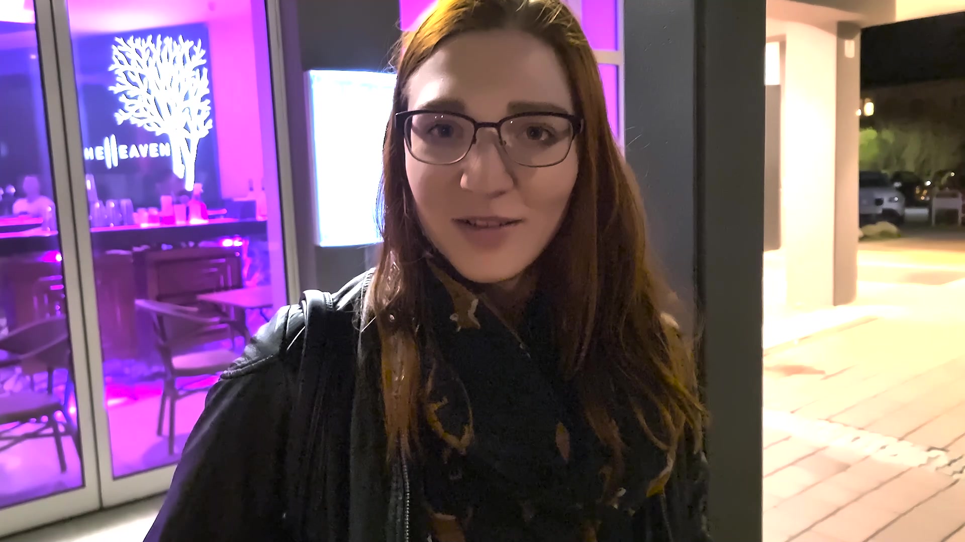 Ich war ein bisschen am Abend in der Stadt feiner und wollte vor einer Bar nur kurz frische Luft schnappen. Und dann wurde ich von einem echt lieben Fan erkannt und angesprochen. Er hat mich ganz lieb gefragt, ob er ein Selfie mit mir zusammen machen darf. Ich hab mich total gefreut, und gefallen hat er mir auch. Also habe ich ihn kurz abgecheckt und dann sogar noch zu mir nach Hause eingeladen. Denn ich wollte mehr.
Fuck, hatte der leckeres Sperma =)