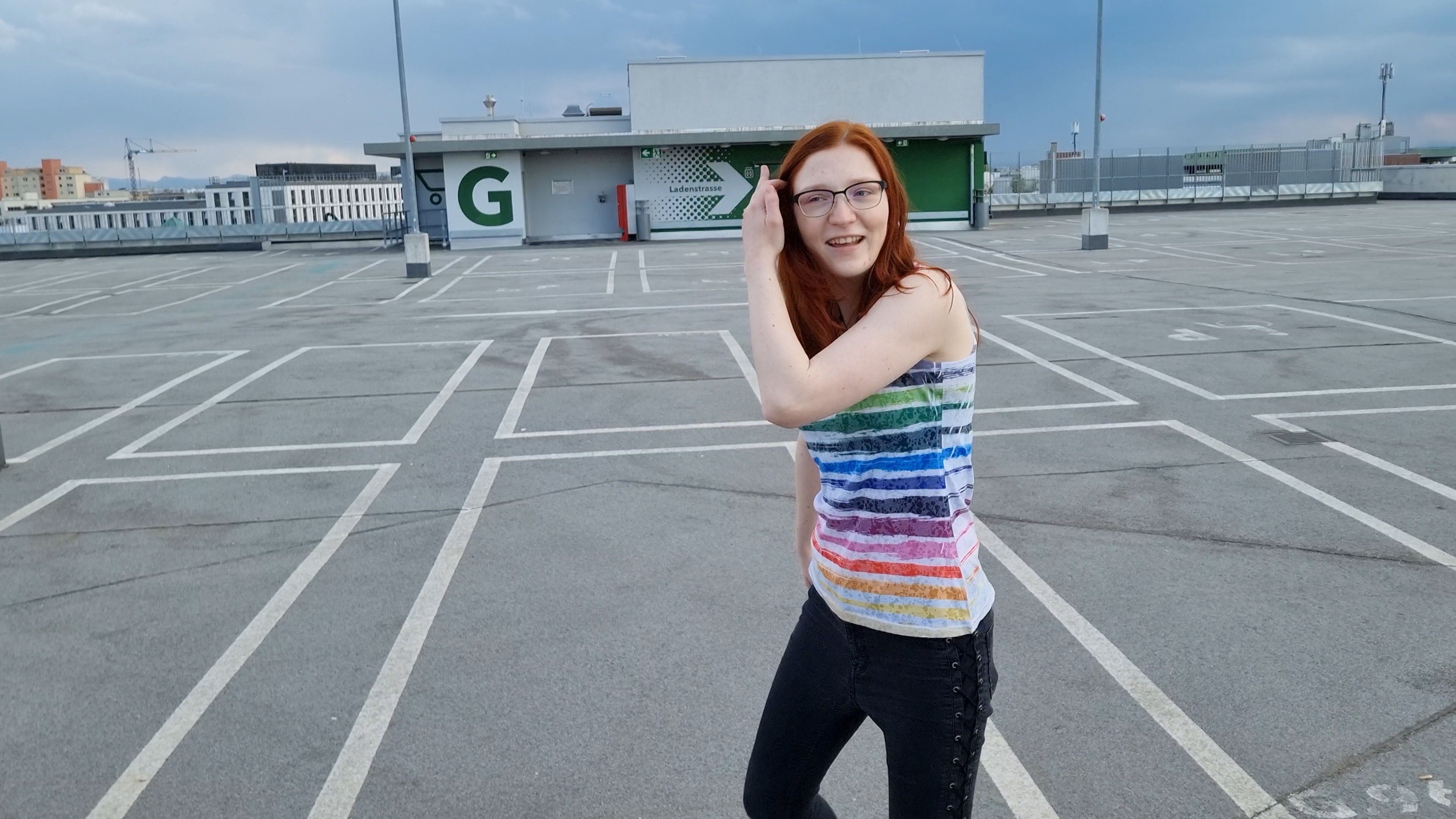 Fuck!!! Beim Blasen im Einkaufszentrum erwischt!!! Ich war letztens endlich mal wieder shoppen und da ich das ja eh so selten mache habe ich voll zugeschlagen. Natürlich war meine Tasche dann auch extrem schwer und voll und so konnte ich nicht nein sagen, als mir ein netter Herr angeboten hat, die Tüten zum Auto zu tragen.
Ich wollte mich natürlich dafür bei ihm bedanken, aber da er nicht so viel Zeit hatte ist aus dem \