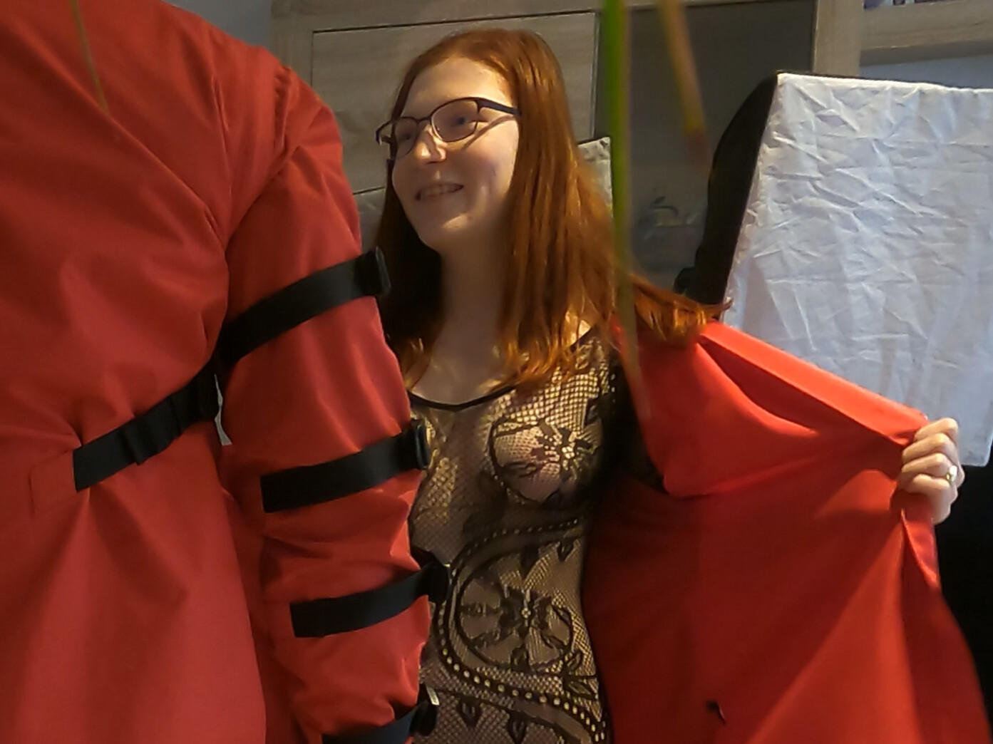 Ich freue mich ja eigentlich wenn ich Post bekomme, aber warum müssen diese Postboten immer zu den ungünstigsten Zeiten kommen? Zum Beispiel wenn ich gerade heiß angezogen bin und in die Cam möchte. Und dann hatte der Arme auch noch soo viele Sachen dabei und ich war sooo geil. Da musste ich ihm einfach das Angebot machen, dass er sich bei mir kurz ausruhen darf und ich es ihm hart besorge.