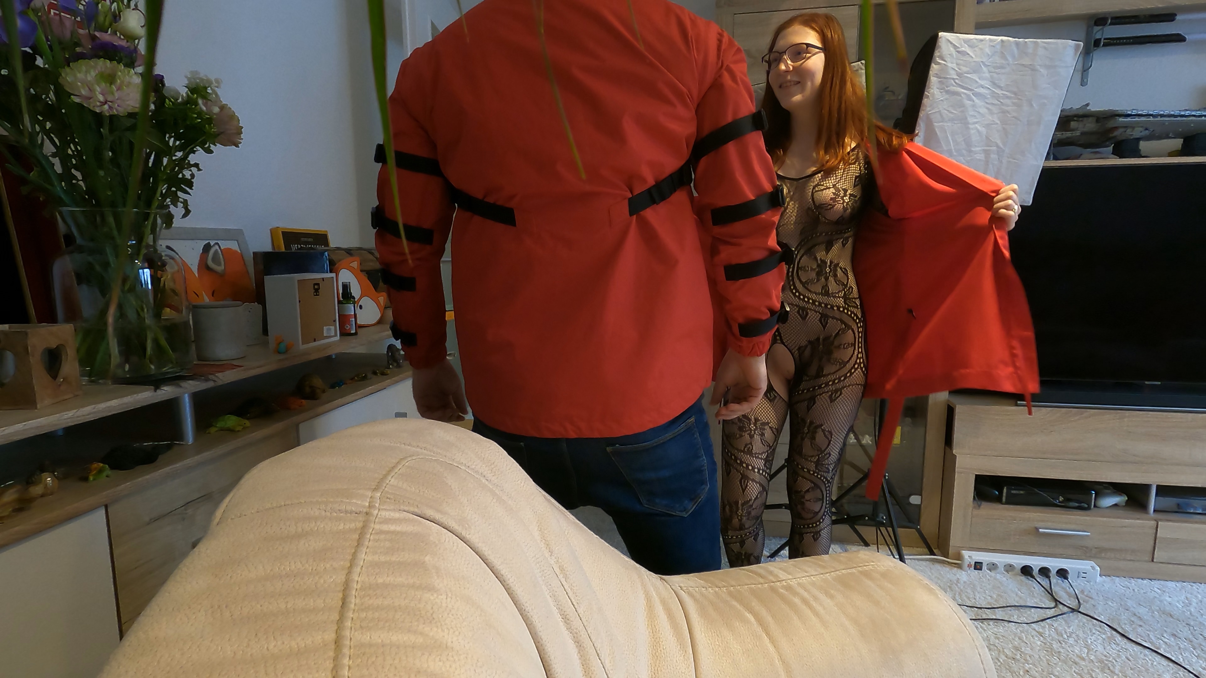 Anal Postbote! Er darf zum ersten mal Anal! Ich freue mich ja eigentlich wenn ich Post bekomme, aber warum müssen diese Postboten immer zu den ungünstigsten Zeiten kommen? Zum Beispiel wenn ich gerade heiß angezogen bin und in die Cam möchte. Und dann hatte der Arme auch noch soo viele Sachen dabei und ich war sooo geil. Da musste ich ihm einfach das Angebot machen, dass er sich bei mir kurz ausruhen darf und ich es ihm hart besorge.