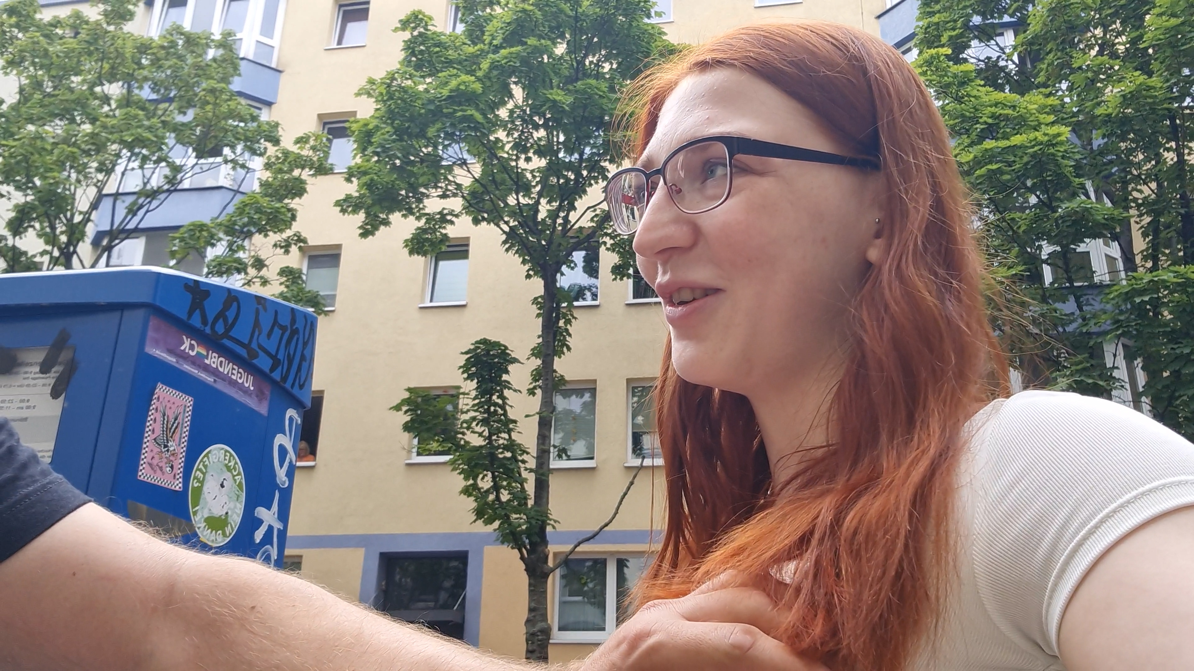 Berliner Straßen Fick!! Nach 2 Wochen ohne reiß ich mir Passanten auf!! Was war das nur für eine schlimme Zeit... durch meine Erkrankung und den ganzen Stress hatte ich kaum Zeit für meine Lust. Als ich dann für 2 Nächte in Berlin war habe ich es echt nicht mehr ausgehalten. Ich wollte einfach endlich wieder jemanden in mir spüren, koste es was es wolle! 
Also bin ich über meinen Schatten gesprungen und habe einfach den erstbesten Typen gefragt, der mir gefallen hat. Dass er ein krasser Schnellspritzer war, war mir am Ende dann auch egal, das hat nur wieder Lust auf mehr gemacht!