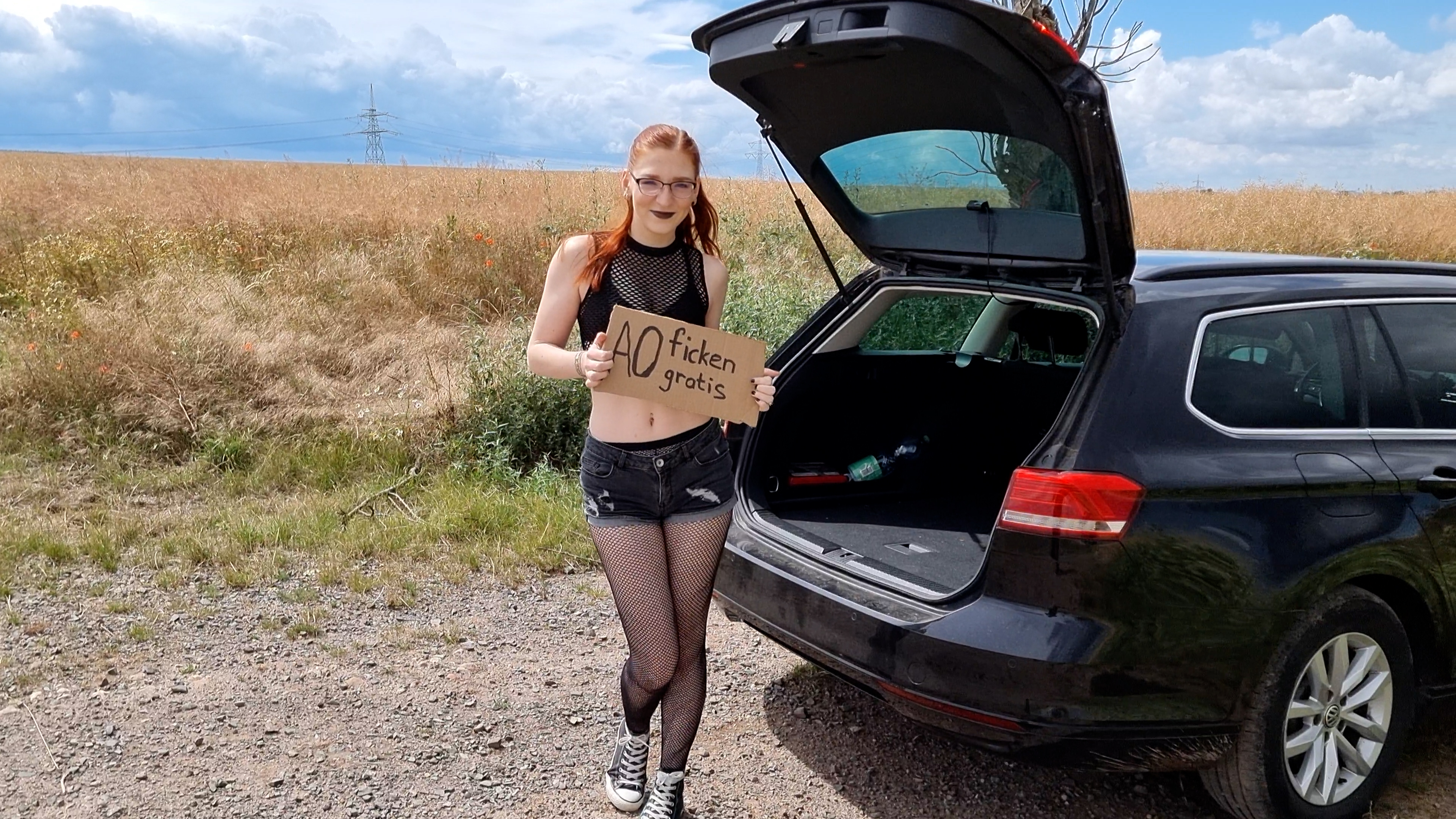 Was hab ich getan!!? Vom Festivalbesucher besamt!!! Ich glaube ich bin dieses Wochenende wieder viel zu weit gegangen... ich habe ja ein Festival besucht und dann im Auto noch dieses alte Schild gefunden... das hat mich auf dumme Ideen gebracht und ich wollte einfach mal sehen, wie lange es dauert bis jemand darauf anspringt. Und wer hätte es gedacht? Kaum habe ich mich vors Auto gestellt kam auch der erste Typ an. Er dachte wohl zuerst, das wäre ein Scherz aber nach meinen ersten Berührungen ist er voll darauf eingegangen. Meint ihr ich soll das mit den Schildern wieder öfter machen?
