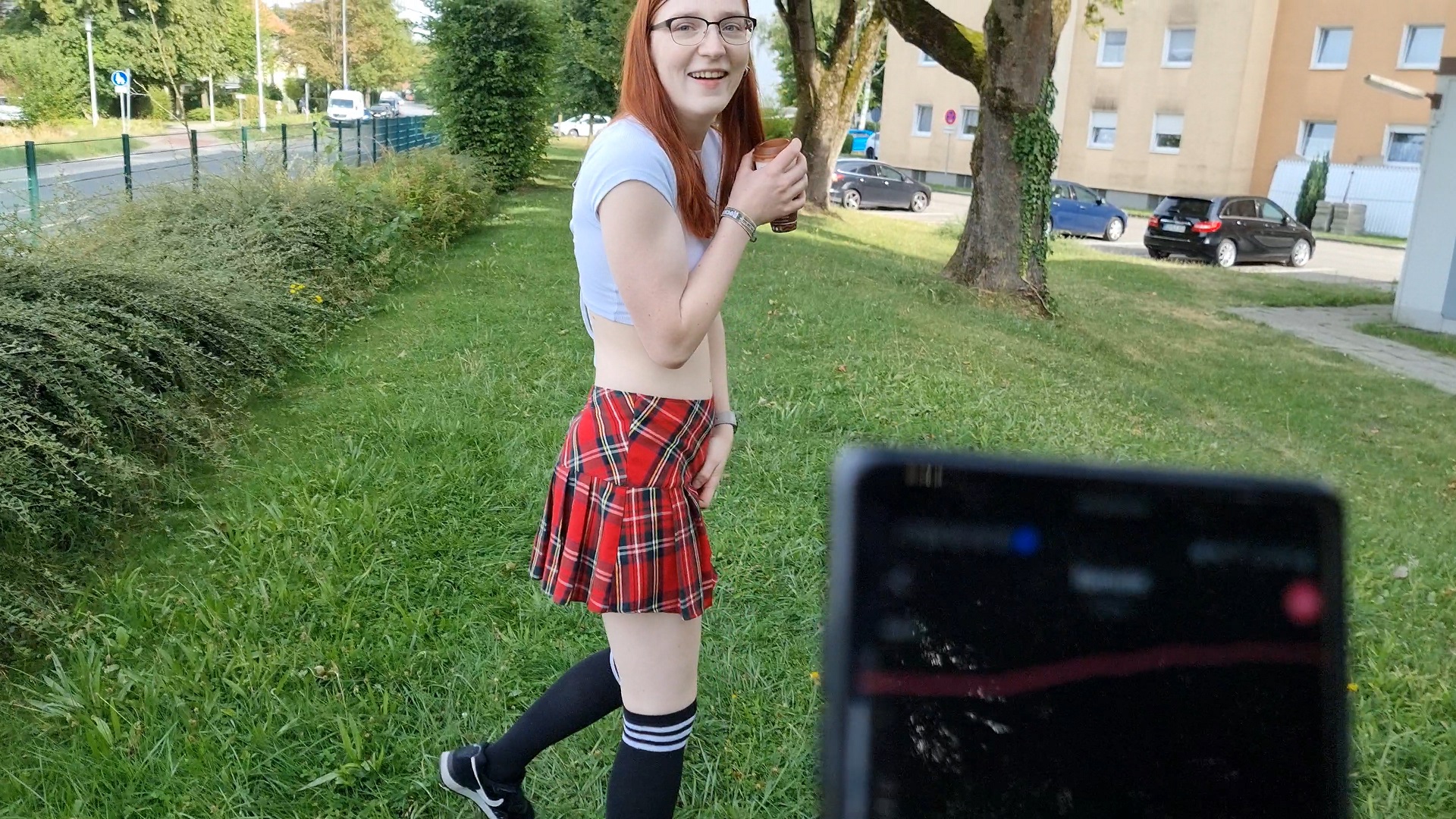 FERNGESTEUERT!!! Ich hatte keine Chance! Verdammt war das geil! Ich wollte mein steuerbares Toy so lange schon outdoor testen und als ich letztens mit einem Kumpel unterwegs war habe ich einfach alles schonmal vorbereitet und ihm dann ganz frech die Steuerung in die Hand gedrückt. Ich sagte nur \