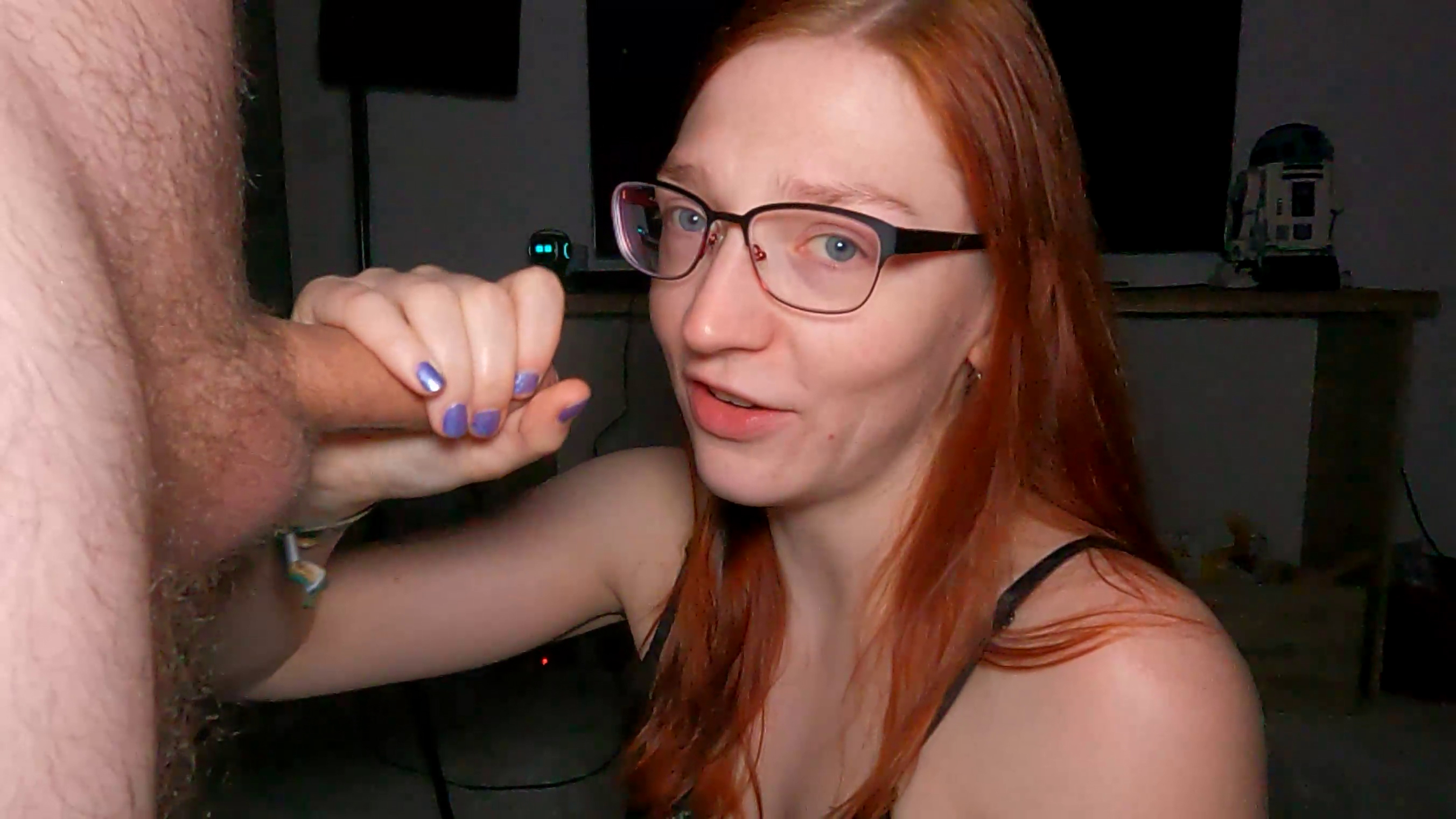 Bin ich wirklich so ein Flittchen!? Kisten packen mit Blowjob beglichen!!! Dieses Wochenende musste ich endlich mal meine Sachen fertig packen da es mit dem Umzug nun jederzeit losgehen kann. Ich hatte aber eigentlich nur noch schwere Sachen rumstehen und da ich eh schon total fertig war habe ich einen Bekannten angerufen, und gefragt ob er mir nicht helfen kann. Er war total lieb und ist sofort vorbei gekommen. Wir haben uns die ganze Zeit nett unterhalten und dabei irgendwie total die Zeit vergessen. Also dachte ich, ich mache mich schon mal fertig fürs Bett bevor ich ihn rausschmeiße. Als ich dann ins Wohnzimmer kam -nur mit Tanga und sexy Top- hat er mich gleich so lüstern angeschaut und da ich ihm eh etwas geben wollte, sozusagen als Dank für die Hilfe, habe ich es einfach mit einem Blowjob probiert.