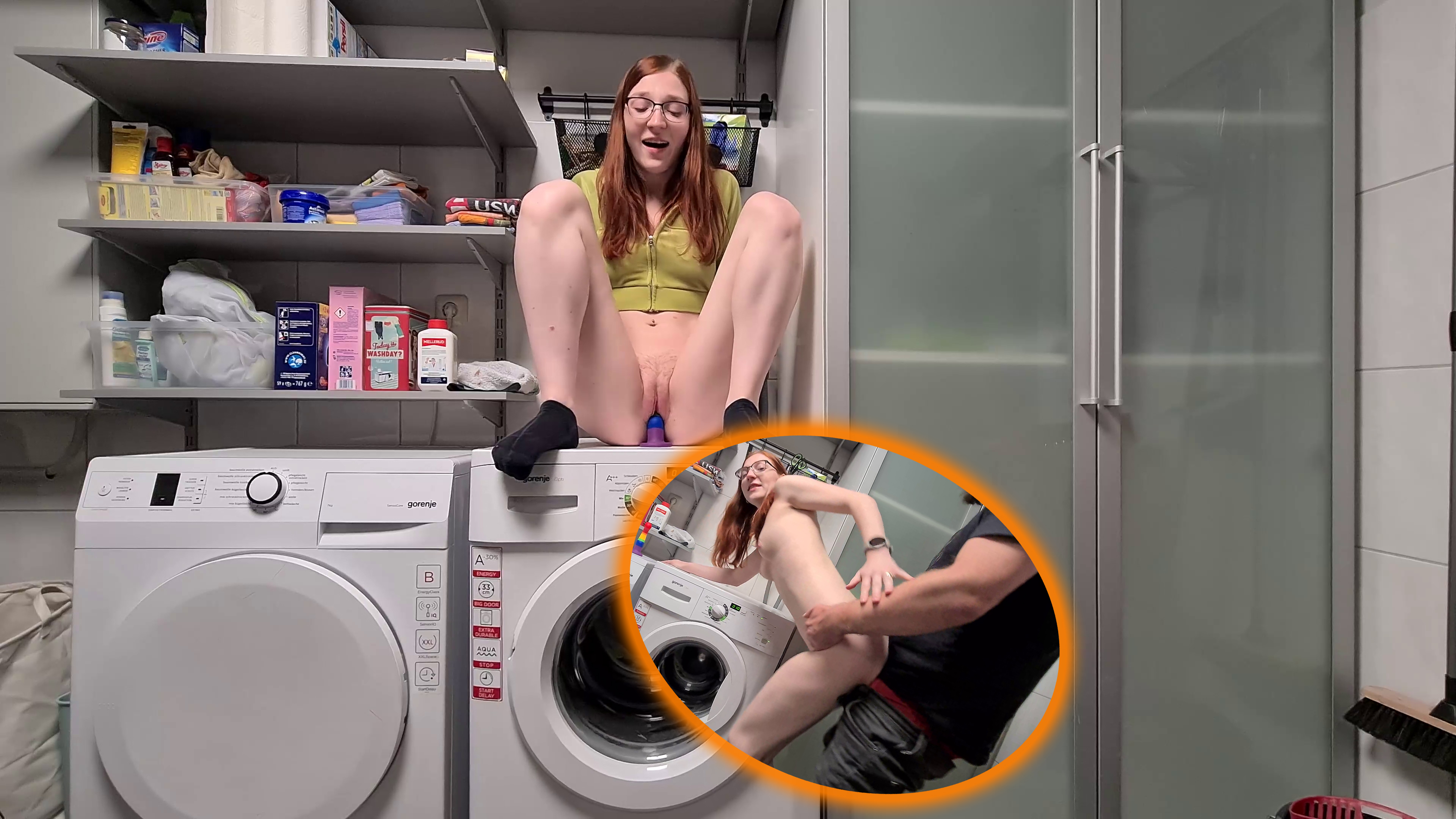 Meine neuen Nachbarn kamen letztens mit der Bitte auf mich zu, ihnen etwas im Haushalt zu helfen. Als frischgebackene Eltern sind sie einfach komplett im Stress und da wir uns sowieso so gut verstehen war das überhaupt kein Problem für mich. Doch als ich dann in ihrem Waschkeller war habe ich etwas entdeckt... Da stand einfach so ein Dildo rum! Oh man, den musste ich gleich ausprobieren. Am besten auf der Waschmaschine im Schleudergang! Oh gott war das geil, dieses Gefühl. Und dann auch noch so verboten. Aber OMG, plötzlich stand der Ehemann vor mir. Mit seinem dicken, harten Schwanz. Der hat mir wohl die ganze Zeit zugesehen und ich war so notgeil...
