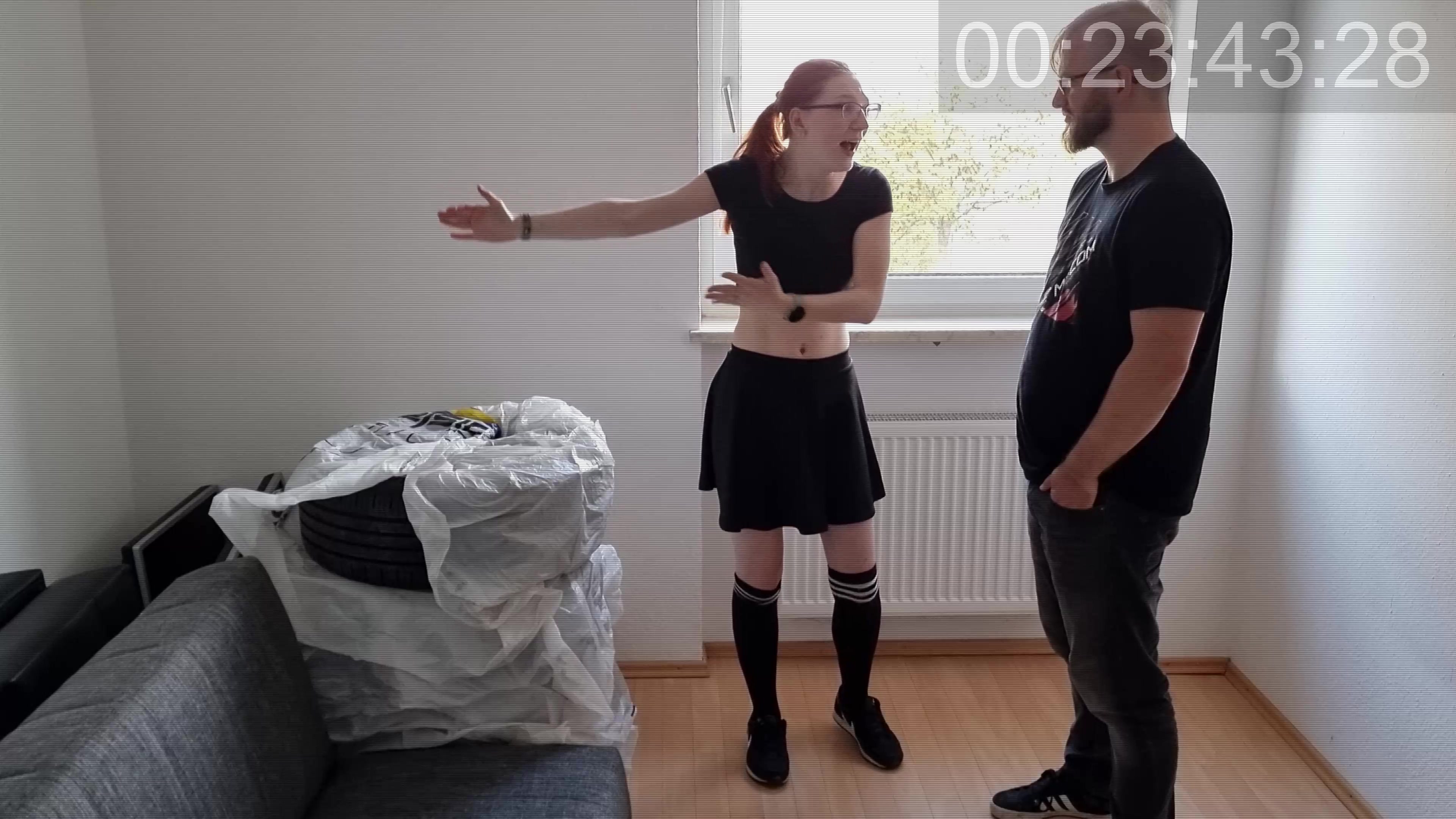 Ende des Monats bin ich ja endlich meine alte Wohnung los und da es der Nachmieter sehr eilig hat, einzuziehen wurde abgesprochen, dass er vorab einige Möbel reinstellen durfte. Und als ich dann diese Woche mit einem Kumpel in der Wohnung war um noch ein paar Arbeiten zu erledigen kam mir eine Idee. Ich habe dieses Jahr sowieso echt wenig riskante Sachen gemacht aber warum nicht einfach jetzt hier ficken? Was kann schon passieren? Dass der Nachmieter aber wohl eine Kamera in seinen Standspiegel eingebaut hatte, das haben wir nicht gesehen. Du kannst dir sicher vorstellen wie erschrocken ich war, als ich die Datei gestern zugeschickt bekommen habe. Zum Glück stand dabei: Für dein \