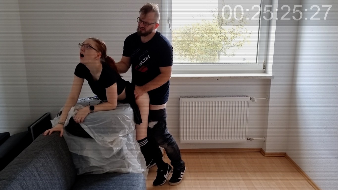 Zu dreist oder Pervers? Auf Möbeln des Nachmieters gefickt! Ende des Monats bin ich ja endlich meine alte Wohnung los und da es der Nachmieter sehr eilig hat, einzuziehen wurde abgesprochen, dass er vorab einige Möbel reinstellen durfte. Und als ich dann diese Woche mit einem Kumpel in der Wohnung war um noch ein paar Arbeiten zu erledigen kam mir eine Idee. Ich habe dieses Jahr sowieso echt wenig riskante Sachen gemacht aber warum nicht einfach jetzt hier ficken? Was kann schon passieren? Dass der Nachmieter aber wohl eine Kamera in seinen Standspiegel eingebaut hatte, das haben wir nicht gesehen. Du kannst dir sicher vorstellen wie erschrocken ich war, als ich die Datei gestern zugeschickt bekommen habe. Zum Glück stand dabei: Für dein \