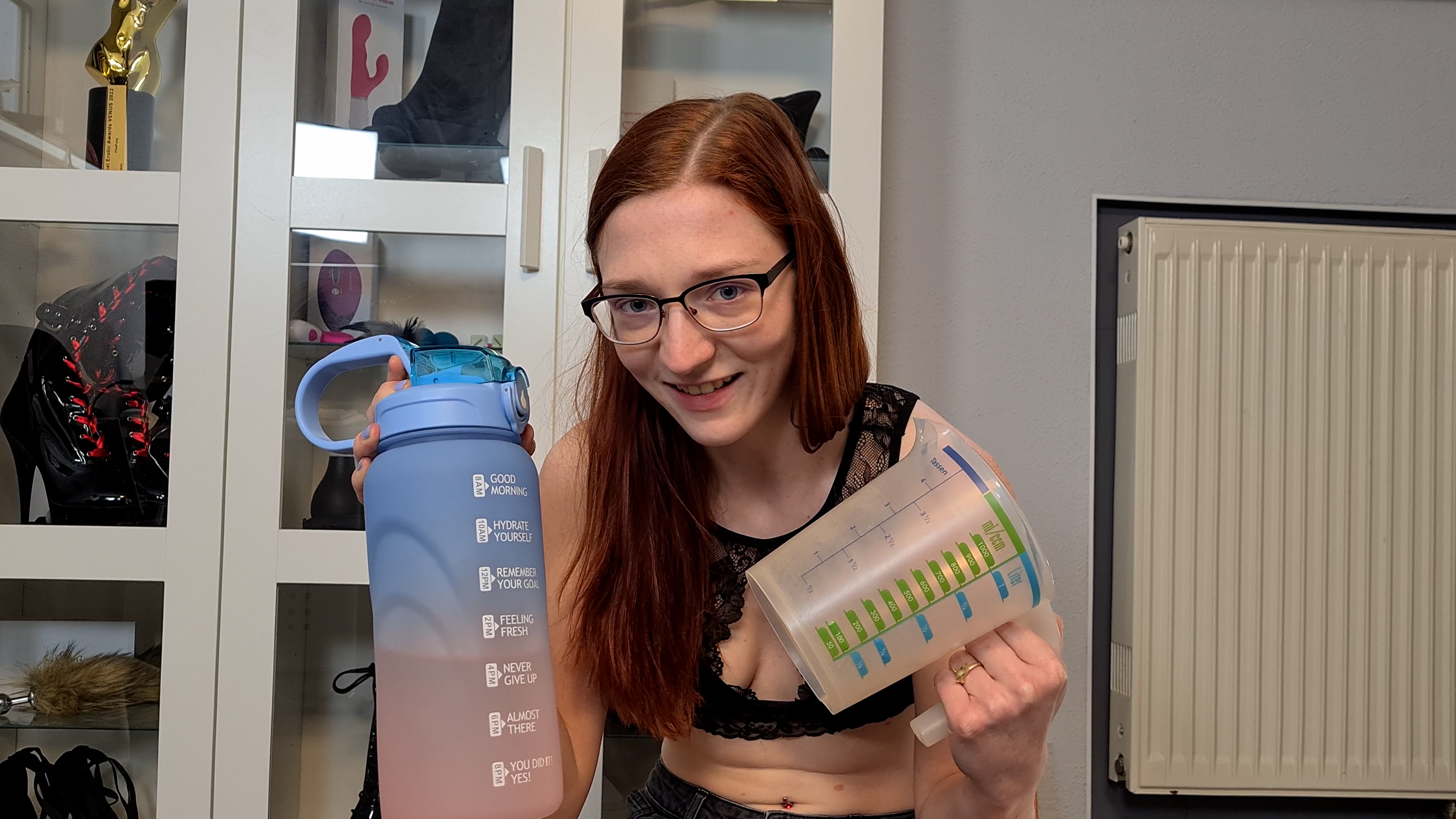 Das ultimative Piss-Experiment!!! Ohm man musste ich dringend auf Toilette. Ich hatte einen echt geilen Vormittag in der Cam und dabei echt viel getrunken weil ich ja immer so gerne ratsche =) Nur leider habe ich es nicht einmal geschafft, eine Pinkelpause einzulegen. Auf meiner neuen Flasche kann ich ja jetzt ganz genau nachmessen, wie viel ich getrunken habe und ich wollte immmer schon mal testen, wie viel davon am Schluss eigentlich wieder raus kommt und wie viel meine Blase so halten kann bevor sie fast platzt. Was meinst du? Ist das ein gutes Ergebnis?