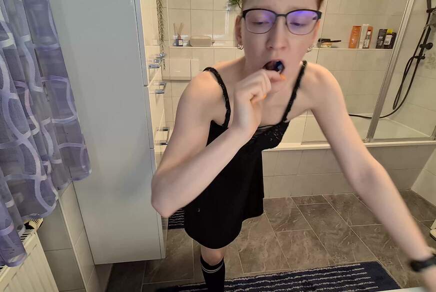 FinaFoxy: Überraschung von hinten! Quicky beim Zähne putzen!