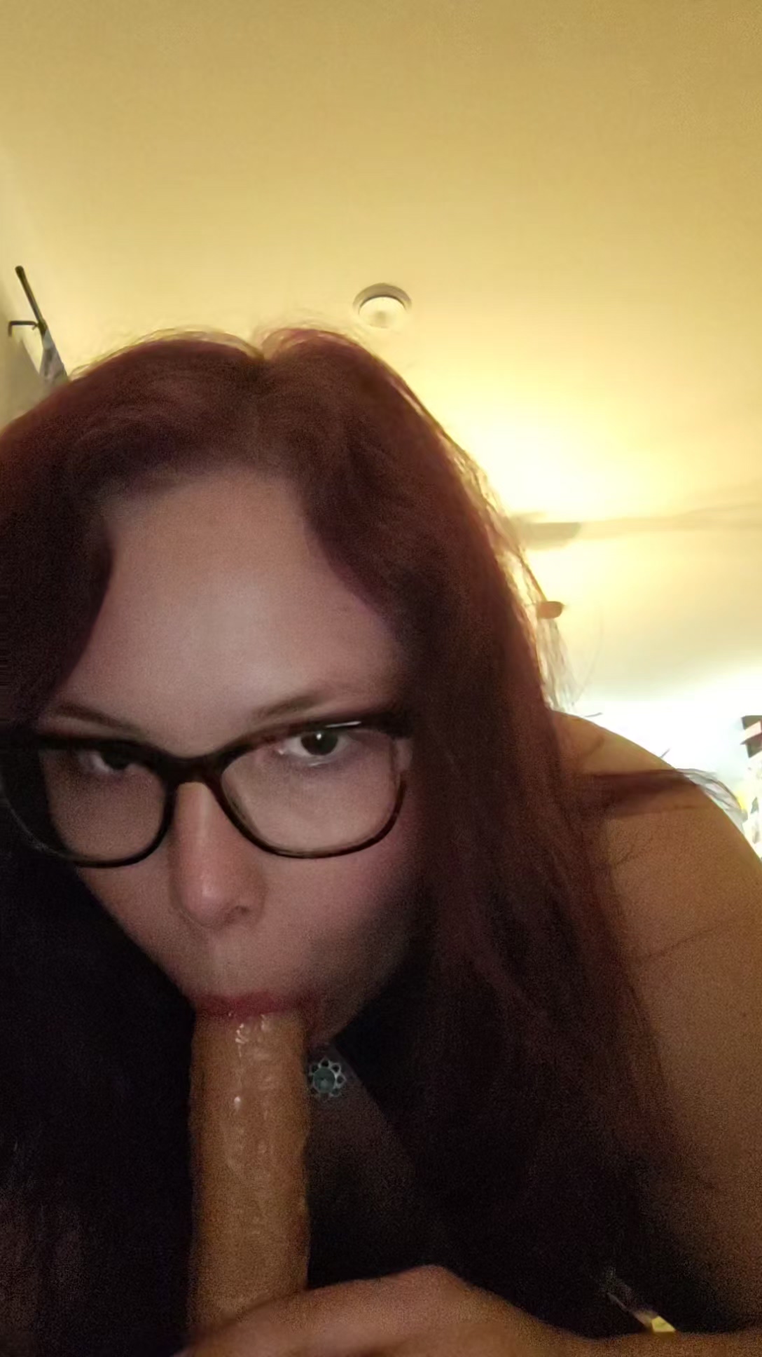 Wie gerne würde ich deinen Schwanz so verwöhnen bis du meine Kehle weiß färbst!