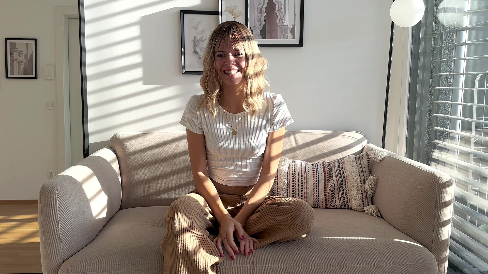 Ich bin total aufgeregt ob das hier alles so wird und ist wie ich mir das vorstelle. Weiß noch gar nicht ob das hier das richtige für mich ist und ich das finde wonach ich suche!! Ich bin ein verrücktes Girl von neben an voller Lebensfreude und für jeden Blödsinn zu haben. Also dachte ich mir ich versuch das einfach mal und lass das auf mich zukommen. Was dann wirklich draus wird wird sich zeigen, vielleicht verrenne ich mich da auch in was und ich mach einen großen Fehler aber das wird sich denke ich noch alles zeigen.