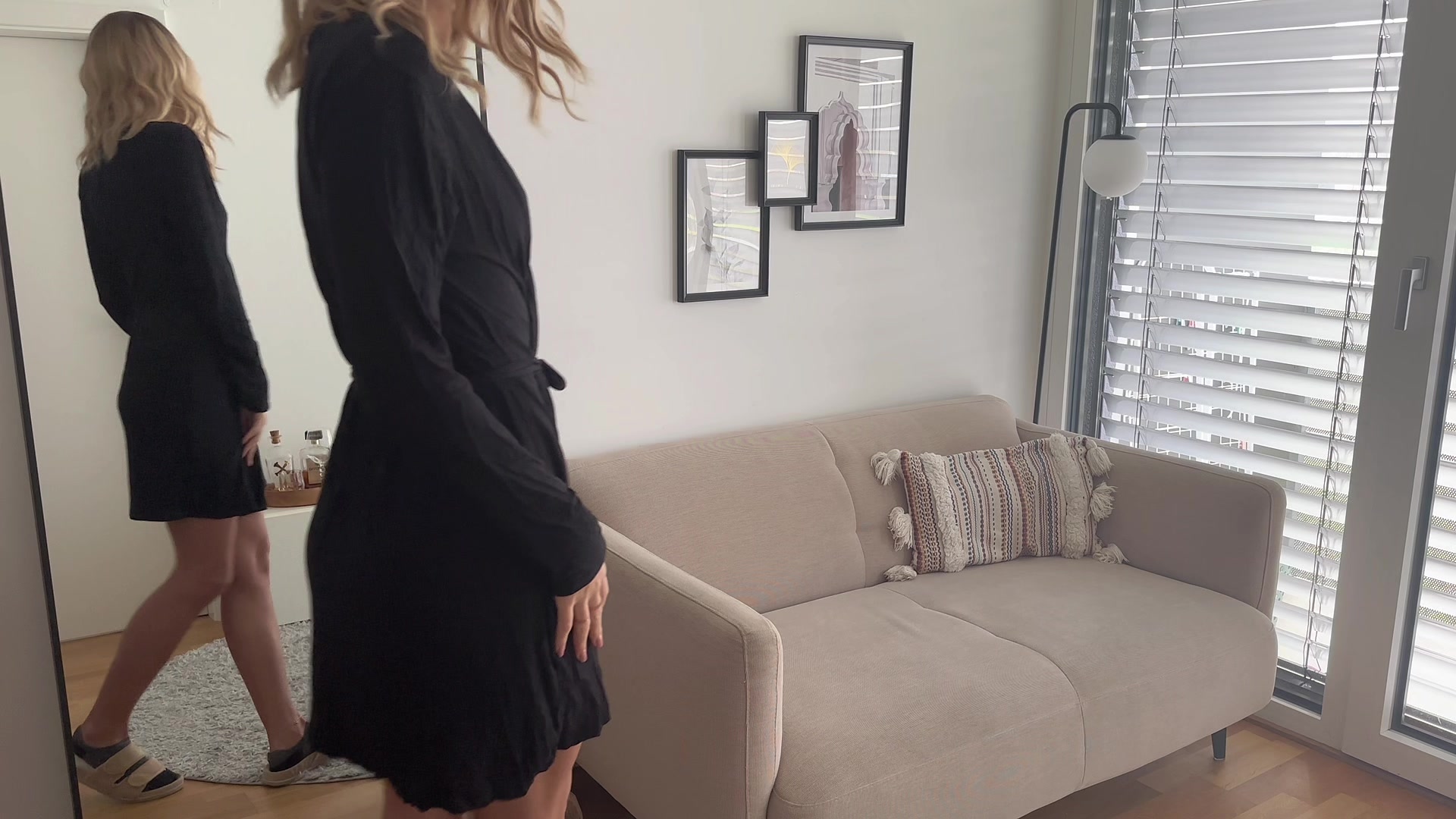 Endlich habe ich mich dazu überwunden , mich das erste mal in Unterwäsche zu zeigen ! Ich wusste lange nicht , ob ich es wirklich machen soll. Bin ja noch gar nicht so lange hier und weiß nicht ob das alles nicht ein großer Jugendfehler von mir sein wird. Aber ich höre jetzt einfach auf meine innere Stimme und die meint TU ES. Ich habe mir eins meiner Lieblingssets rausgesucht und hoffe natürlich sehr das es dir auch gefällt