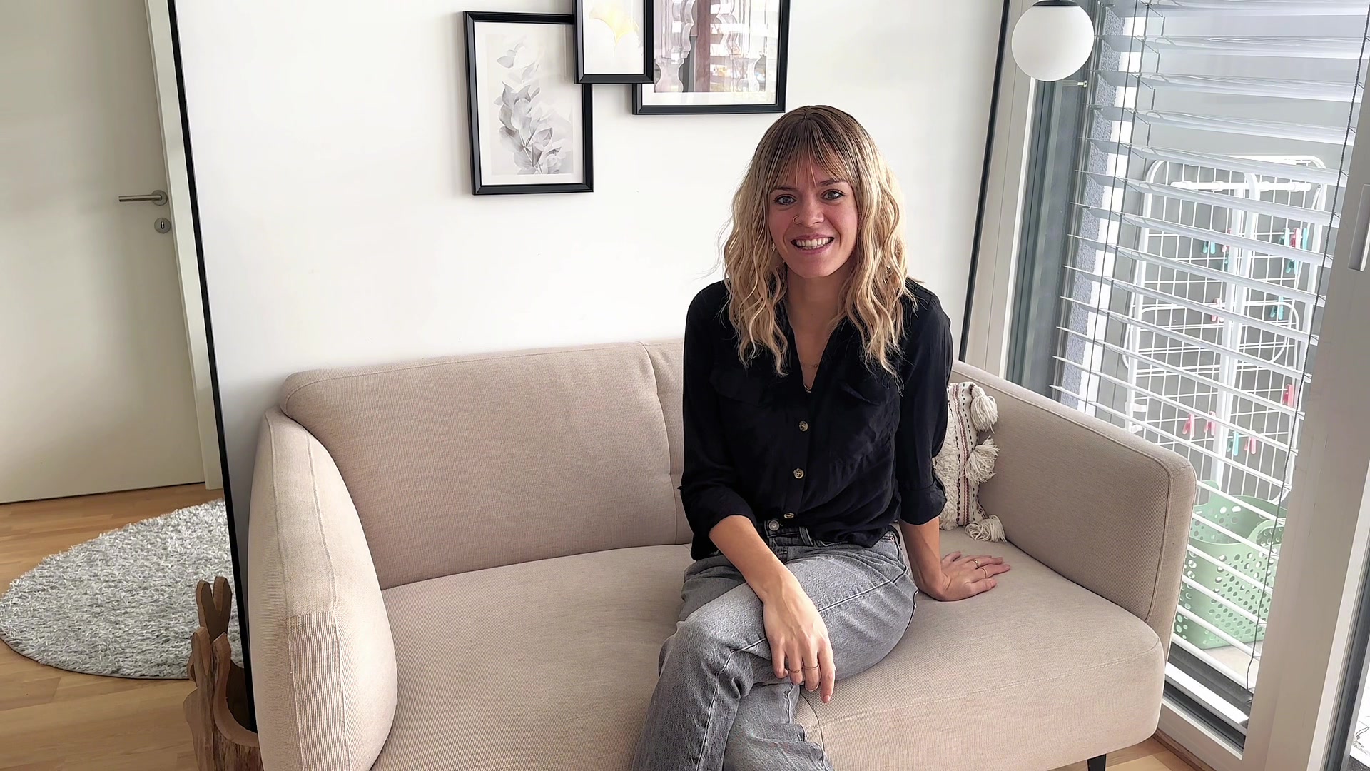 Was wird meine Familie sagen? Meine BRÜSTE zum 1x gezeigt! Krass das hätte ich echt nicht gedacht, dass mich das so viel Überwindung kostet mich das erste mal in einem Video oben ohne zu zeigen. Ich meine ich war ja schön öfters auch in der Sauna und dort nackt aber das war jetzt doch etwas ganz anderes. Ich hatte den ganzen Tag hin und her überlegt ob ich das jetzt wirklich machen soll was ist wenn das ein Bekannter von mir sehen kann oder sogar einer aus meiner Familie??? Aber naja ich habe mich schließlich hier angemeldet um genau solche Dinge endlich tun zu können, also hab ich es dann auch getan. Ich glaube du kannst genau sehen wie aufgeregt ich war. Was denkst du habe ich einen Fehler damit gemacht ?????