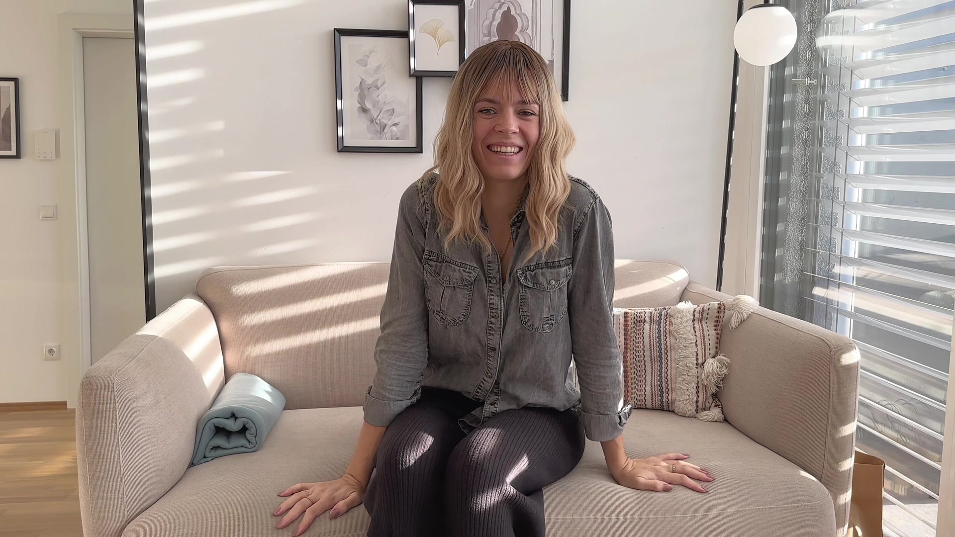 Ich war ja jetzt schon ein Paar mal vor der Cam. Und ich muss sagen es war echt geil und mir wurde die Angst schnell genommen hab auch echt viele Leute kennen gelernt. Und so hab ich mich nun auch getraut mich das erste mal nackt in einem Video zu zeigen. Auch wenn ich doch so unglaublich aufgeregt war das zu machen. Ist ja in einem Video doch noch mal was anderes wie in einer webcam wo man genau weiß wer es sehen wird.Ich hoffe es gefällt dir und du hast viel Spaß dabei. Mal sehen wie lange ich noch brauche noch einen Schritt weiter zu gehen.