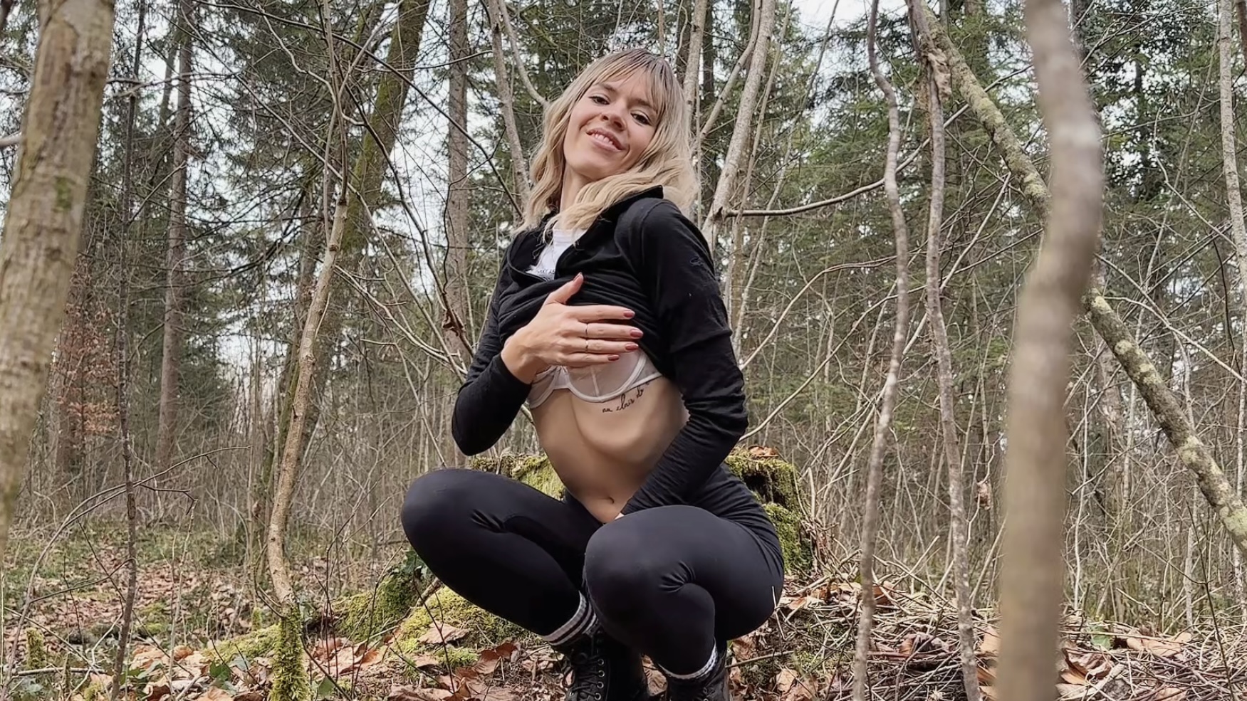 Wurde ich gesehen!? MUTPROBE! Im Wald meine Pussy präsentiert Hab ich das tatsächlich gemacht… Ich war schon ziemlich aufgeregt!! Direkt neben einem Spazierweg meine süße P*ssy für dich präsentiert! Immer wieder habe ich Geräusche von Spaziergängern gehört und wusste nicht wann jemand vorbei kommen wird! Es hat mich schon sehr angeturnt aber ich wusste auch nicht wie ich reagiert hätte, wenn mich tatsächlich jemand erwischt hätte… Vielleicht sogar jemand der mich kennt!! Wie hättest du reagiert, wenn du mich erwischt hättest!? Ich bin gespannt!!