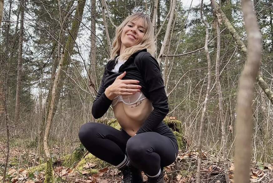 Wurde ich gesehen!? MUTPROBE! Im Wald meine P***y präsentiert von Arabella-Spitz