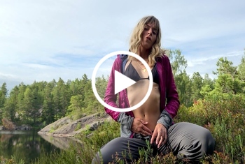Kaum bin ich in Norwegen angekommen, spielt mein Kopf verrückt – die frische Luft, die atemberaubende Natur, die Ruhe… und plötzlich wurde es in mir alles andere als ruhig. Dieser wunderschöne See hat einfach zu viel mit mir gemacht. Ich konnte nicht anders – ich musste mich fallen lassen, spüren, berühren… direkt draußen, mitten in der freien Natur. Was gibt’s Geileres, als sich so frei und wild selbst zu verwöhnen, während rundherum nur Stille, Wasser und Wald sind? Vielleicht schaust du ja zu… Aber pssst – das bleibt unser kleines, schmutziges Outdoor-Geheimnis.