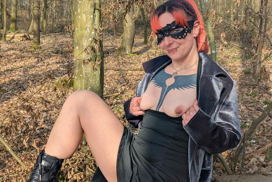 Valkyrie: Outdoor Dildo F**k im Wald.