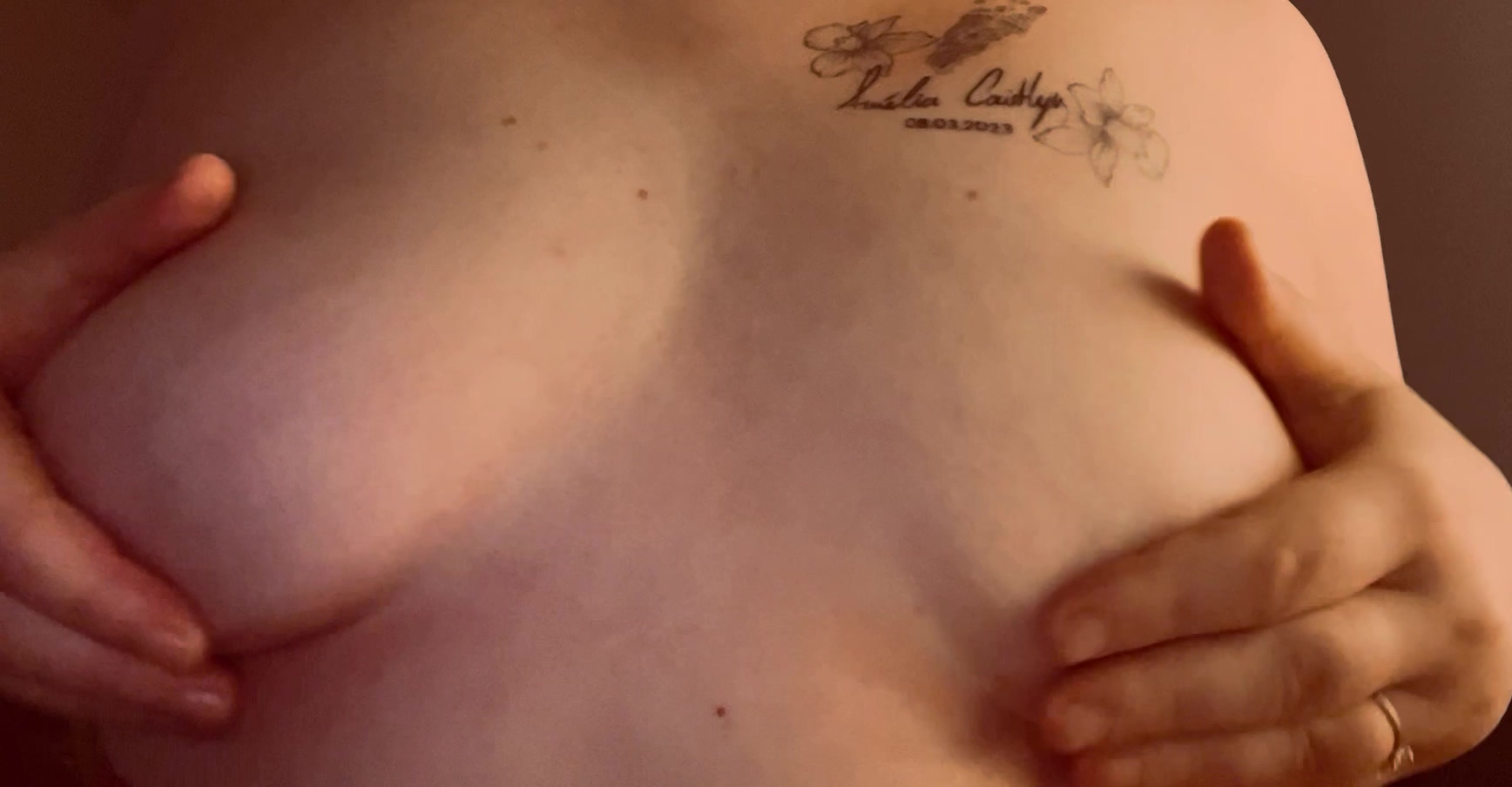 Stehst du auf süße Naturtitten? Glänzt.Wackelt.Macht Heiß 