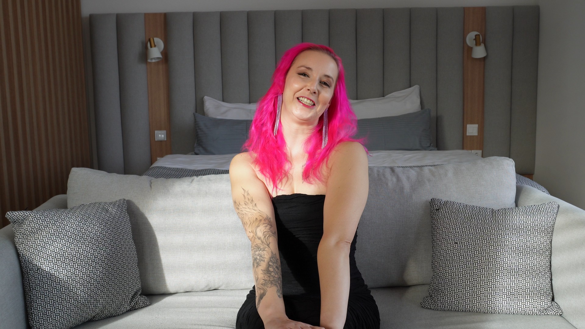 Hallo bin ANNA!! Hoffe ich bin hier richtig?? Hallo… ähm, ich bin Anna 
Ich hoffe sehr, dass ich hier richtig bin sonst wäre das jetzt ein ziemlich peinlicher Auftritt, haha.
Ich bin ganz neu hier und noch total aufgeregt. Eigentlich bin ich super schüchtern… aber ein kleines bisschen frech bin ich wohl auch, sonst wäre ich ja nicht hier, oder? 
Deshalb wollte ich mich einfach kurz vorstellen und erst mal schauen, wie sich das alles anfühlt.
Alles ist noch neu für mich, aber ich freu mich schon darauf, nach und nach ein bisschen mehr von mir zu zeigen.
Warum ich hier bin und was ich so mache, erzähle ich dir lieber selbst in meinem Video.
Vielleicht überrascht es dich ja… oder vielleicht passt es sogar perfekt zu dir. 
Wenn ich was vergessen hab Frag mich ruhig! Bis bald deine Anna