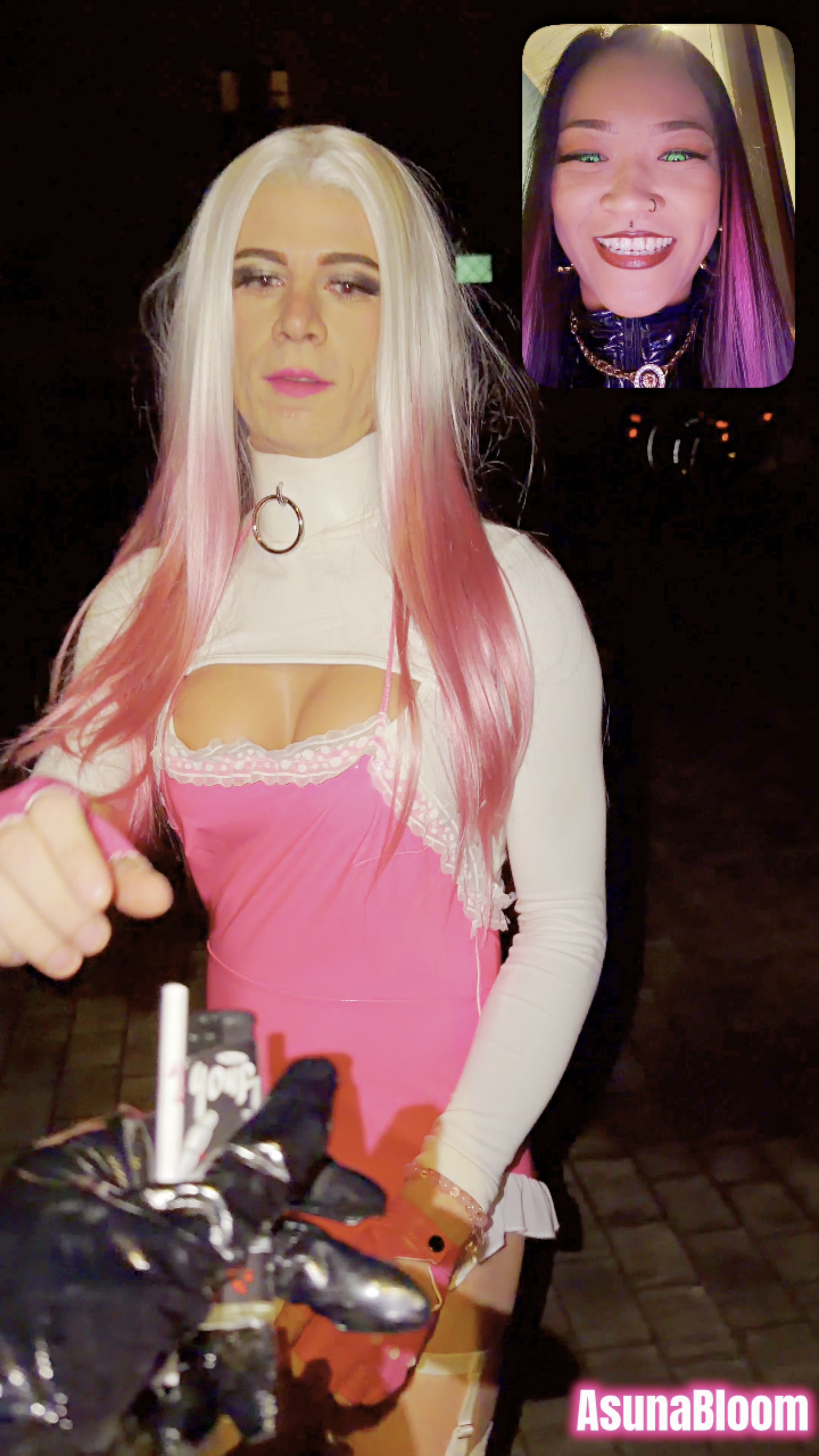 Feminisierung Session Part 3! Sissy Chosen X darf rauchen.. draußen, in der Kälte, während Goddes Chosen X hat heute brav serviert. Dafür darf sie eine Rauchen. Natürlich nicht drinnen  
Die Zigarette bekommt sie von mir durchs Fenster gereicht — dann steht sie allein im Hof. In der Kälte. Im pinken Latex-Outfit, weißen Strümpfen und Heels. Völlig fehl am Platz und genau deshalb so wunderbar anzusehen.
Ich bleibe drinnen, beobachte sie durch das Fenster und amüsiere mich prächtig. Sie weiß dass ich schaue. Sie weiß wie sie aussieht. Und trotzdem bleibt sie brav stehen und raucht ihre Zigarette zu Ende.
Das ist keine Strafe. Das ist einfach ihr Platz.
Part 3 von 6. Die Nacht geht weiter.
Noch kein Favorit gesetzt? Das