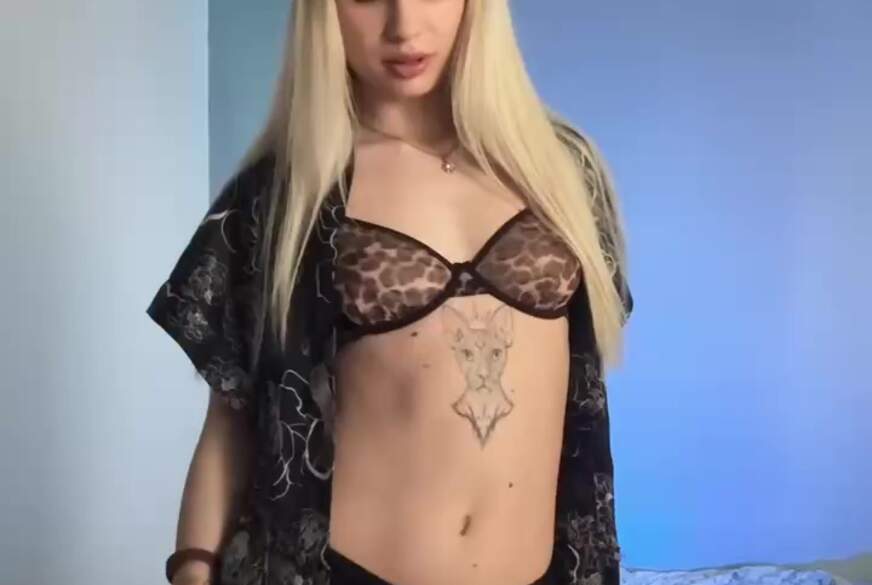 Astoria2005: Heiße blonde Striptease-Nahaufnahmen. Verführerischer Tanz, Dildo und s**tiger B**wjob.