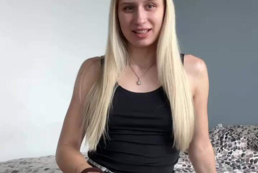 Eine attraktive Blondine mit einem eng um den Hals gebundenen Ledergürtel erfüllt all deine geheim von Astoria2005