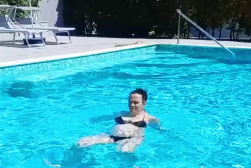 Urlaub, Pool und pure Lust. Vom Schwimmen zum Orgasmus von Sexy-L**er2023 pic1